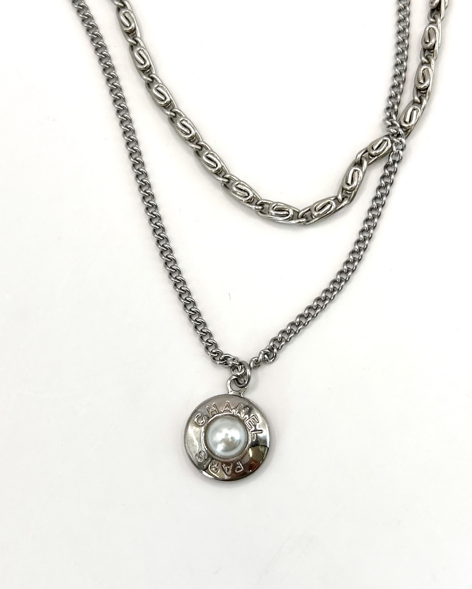 CHANEL button no.123