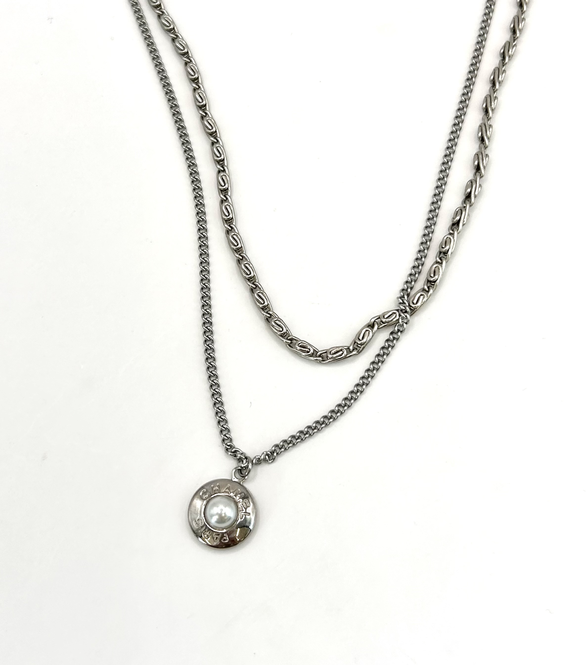 CHANEL button no.123