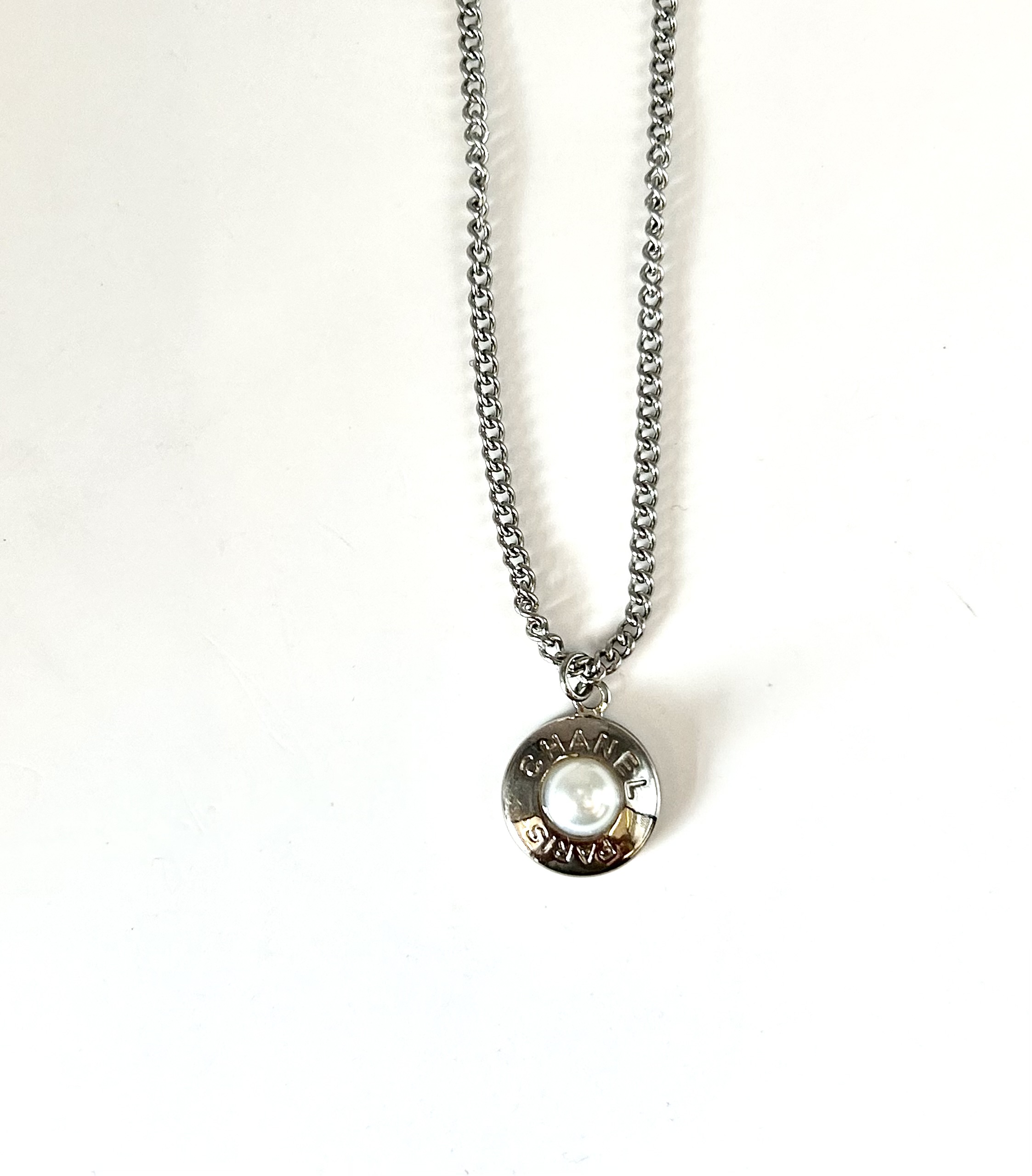 CHANEL button no.123