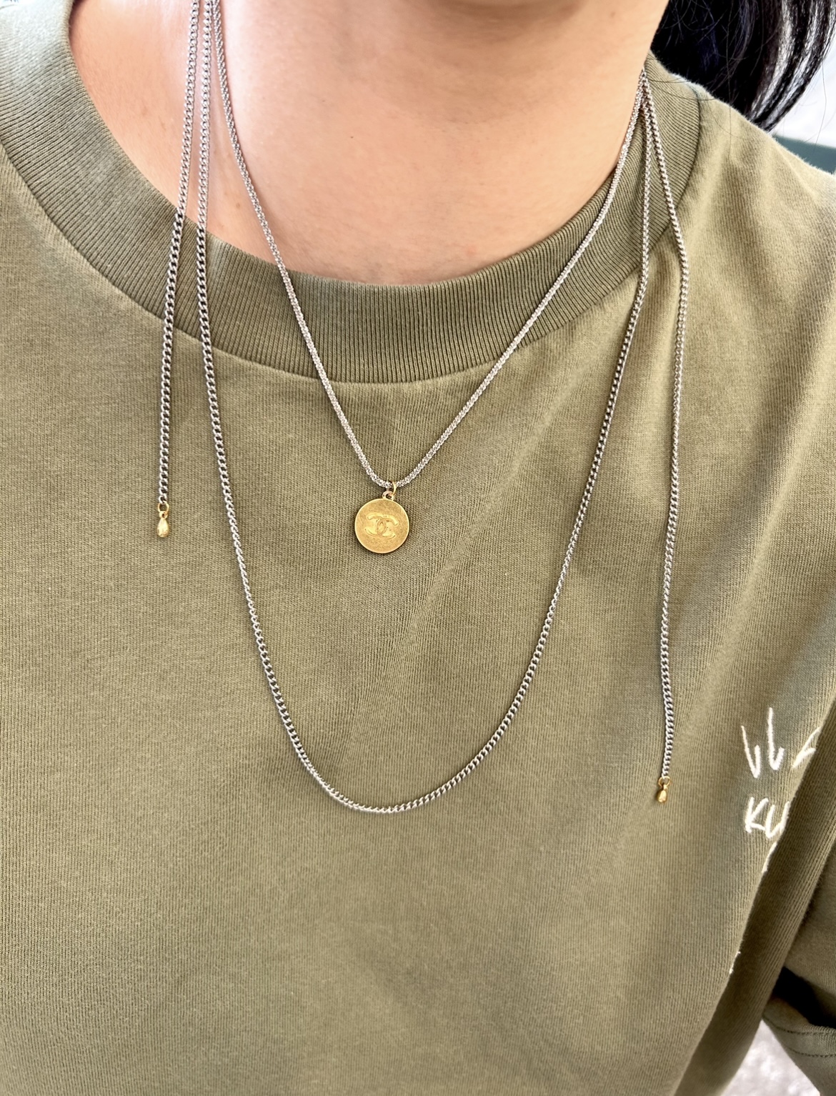 CHANEL button no.129
