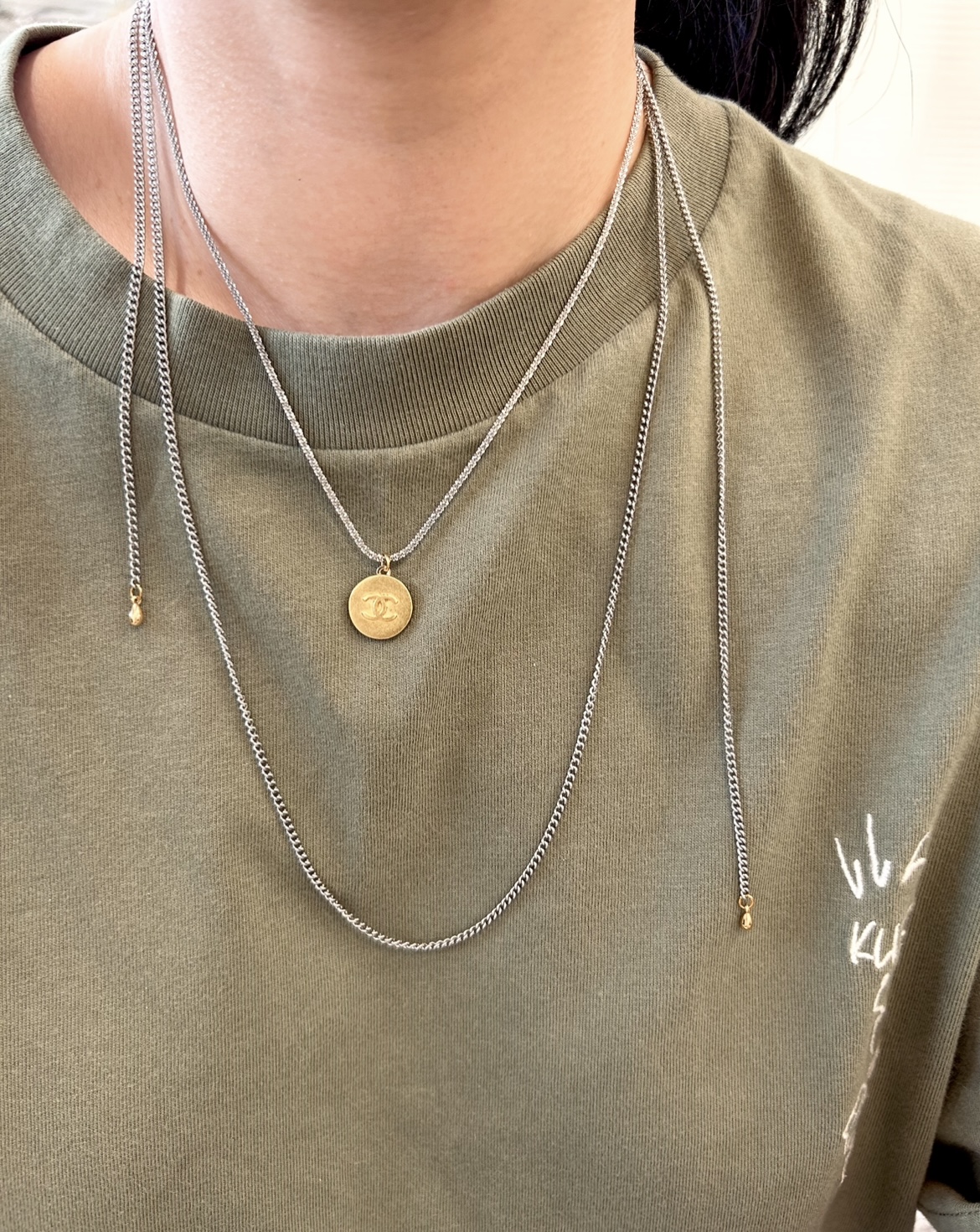 CHANEL button no.129