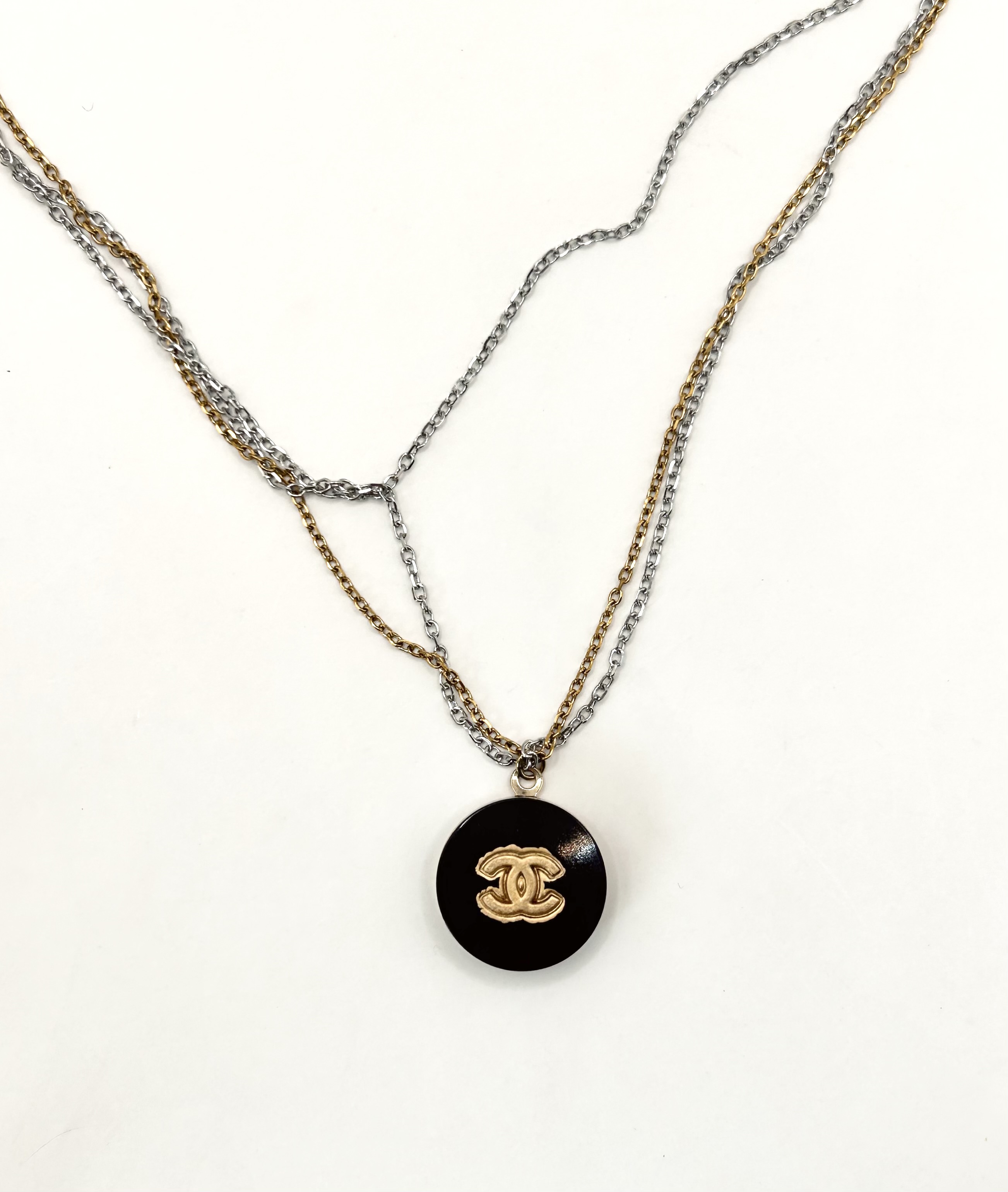CHANEL button no.130