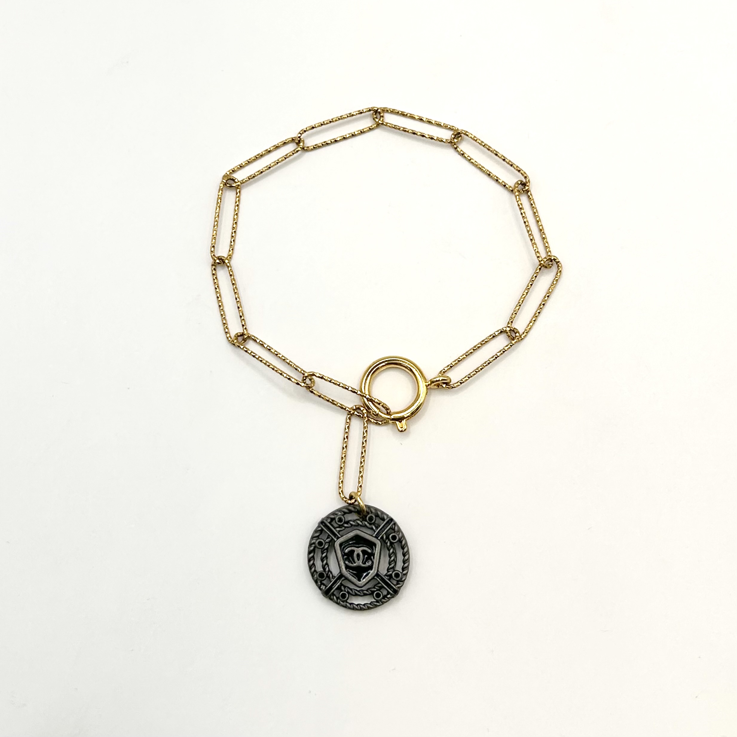 CHANEL button no.132