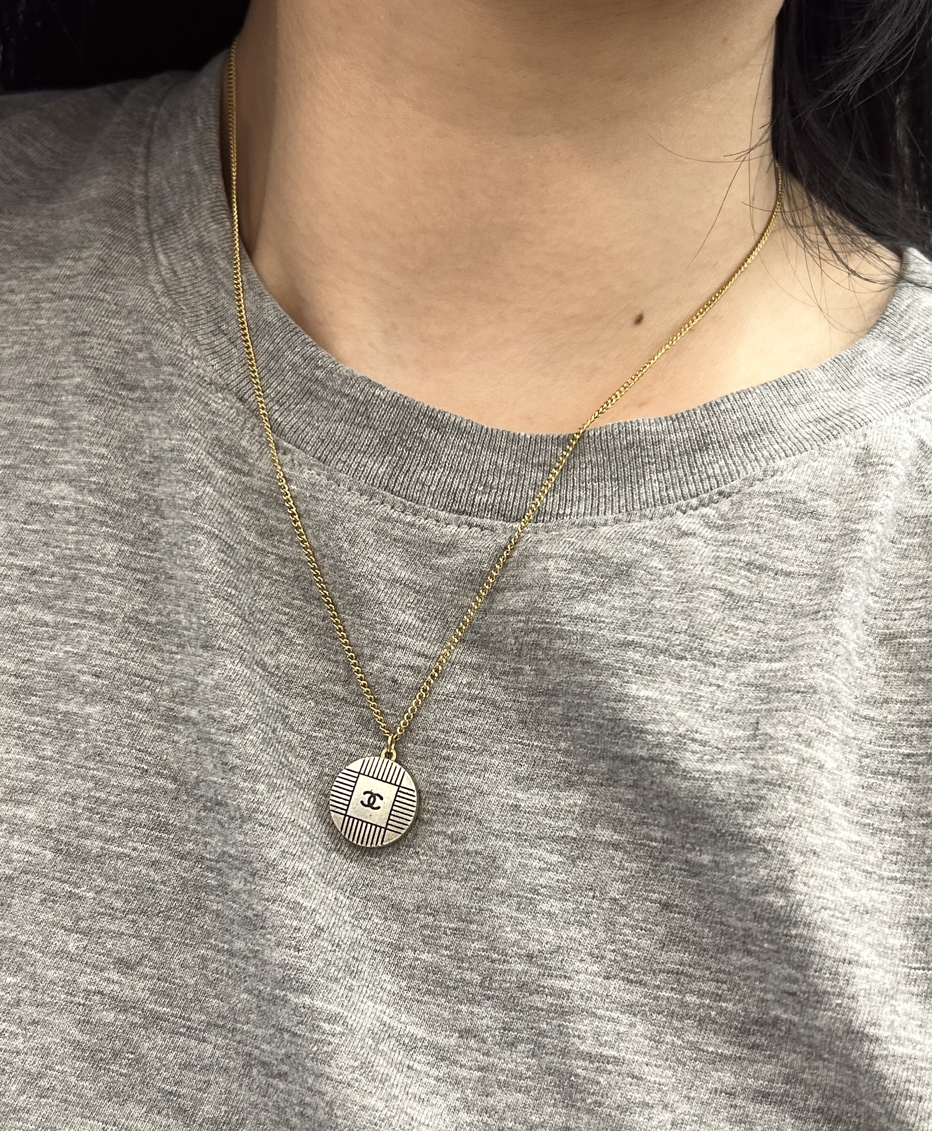 CHANEL button no.133