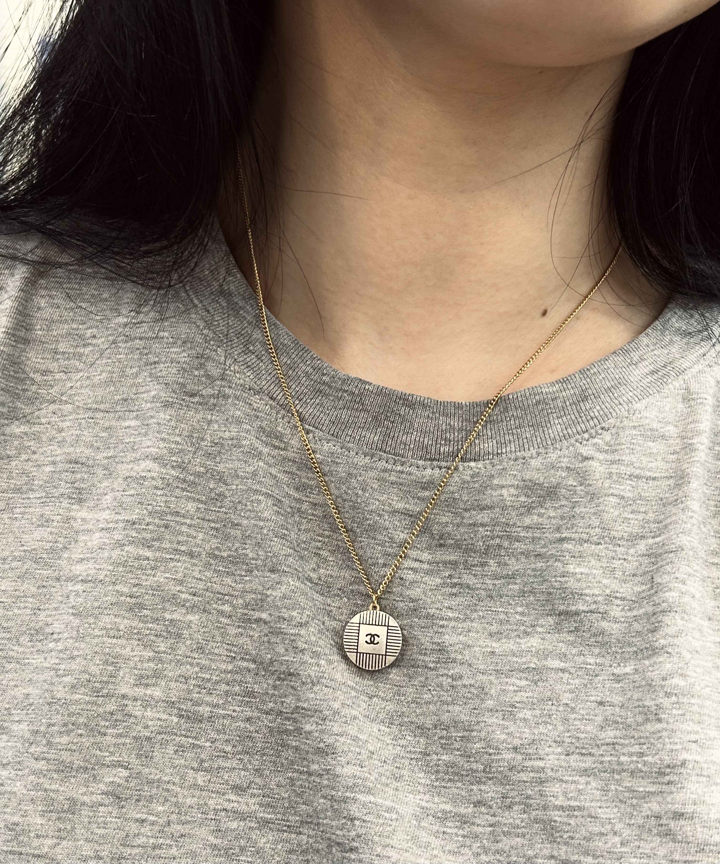 CHANEL button no.133