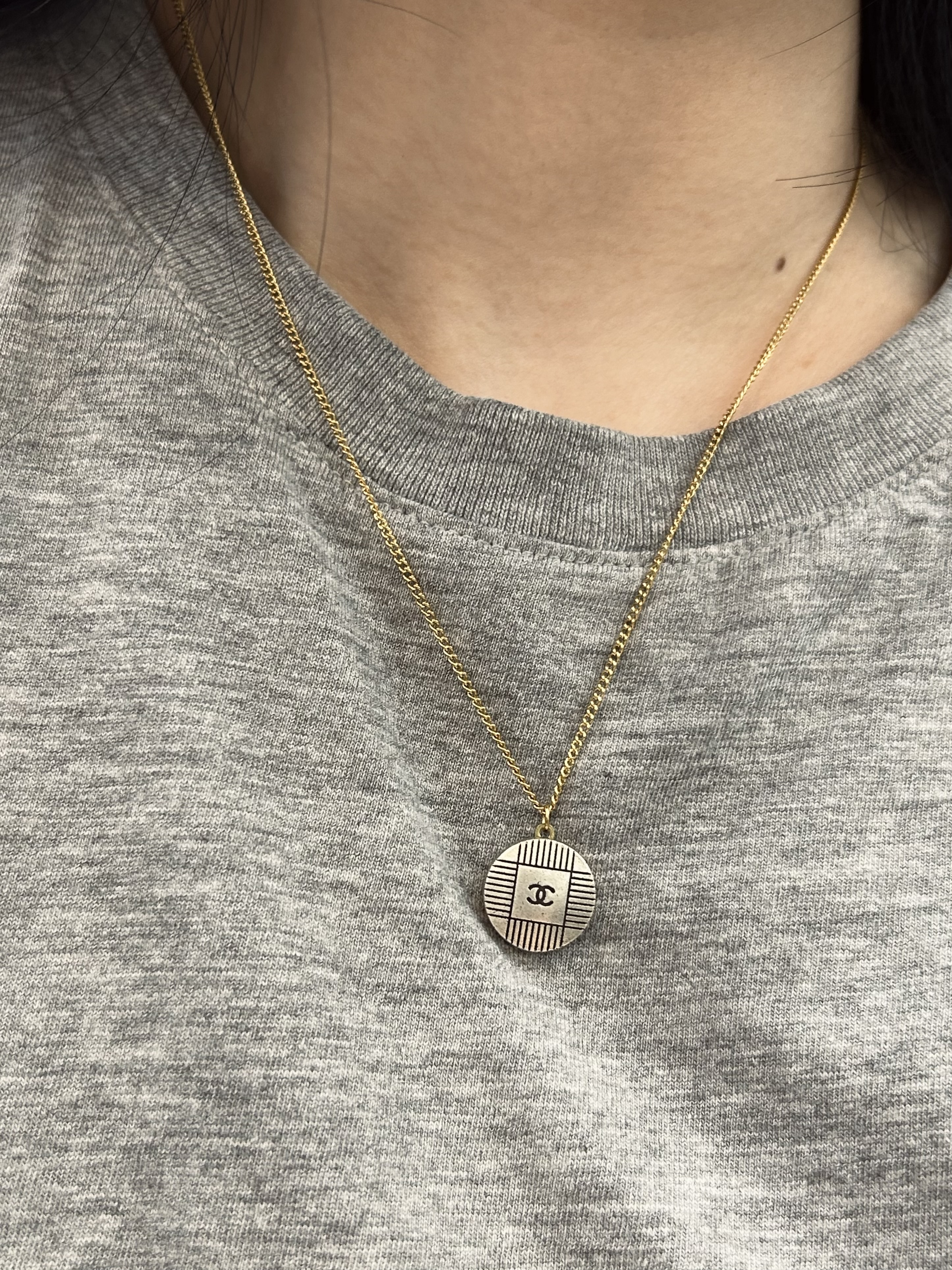 CHANEL button no.133