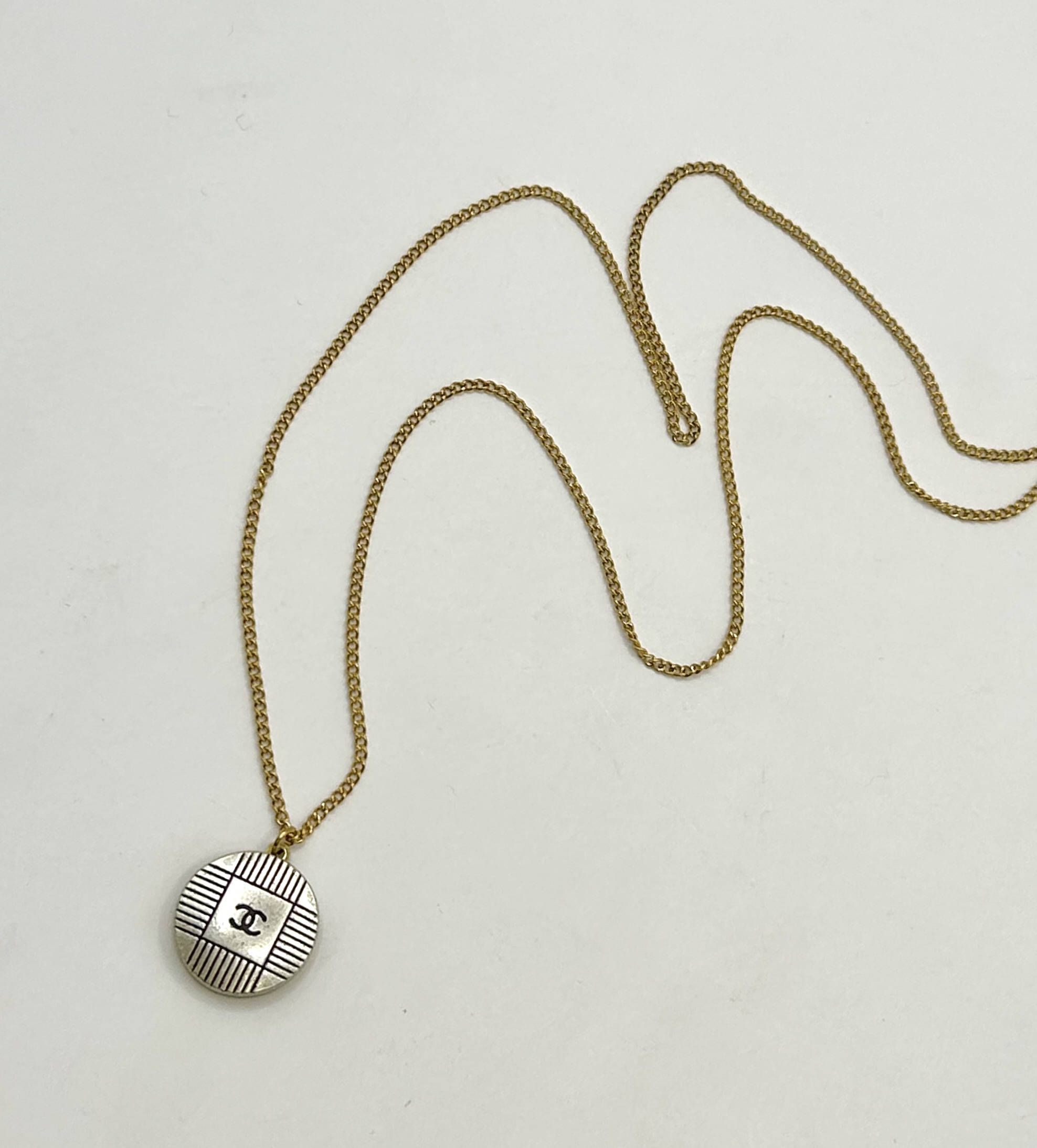 CHANEL button no.133