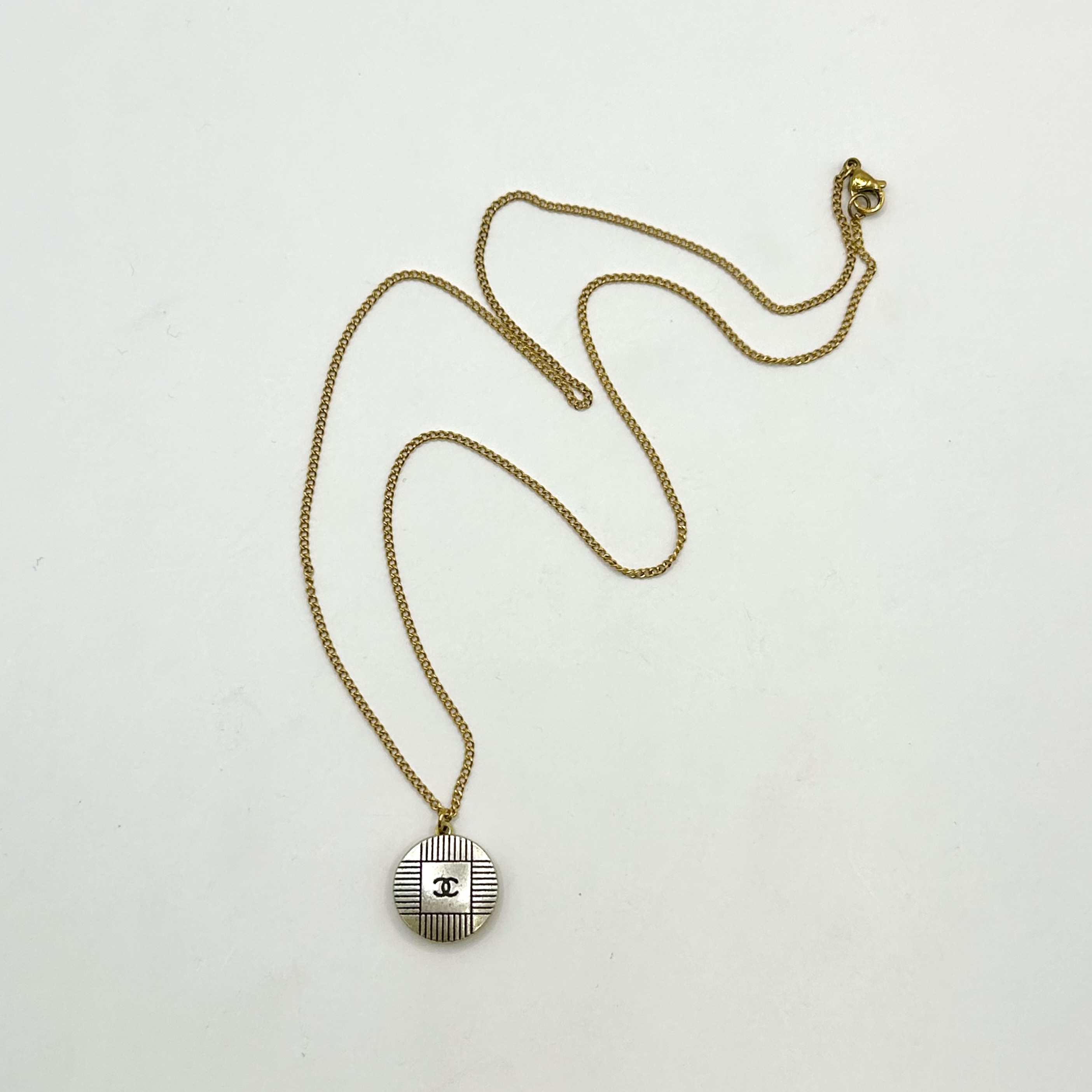 CHANEL button no.133