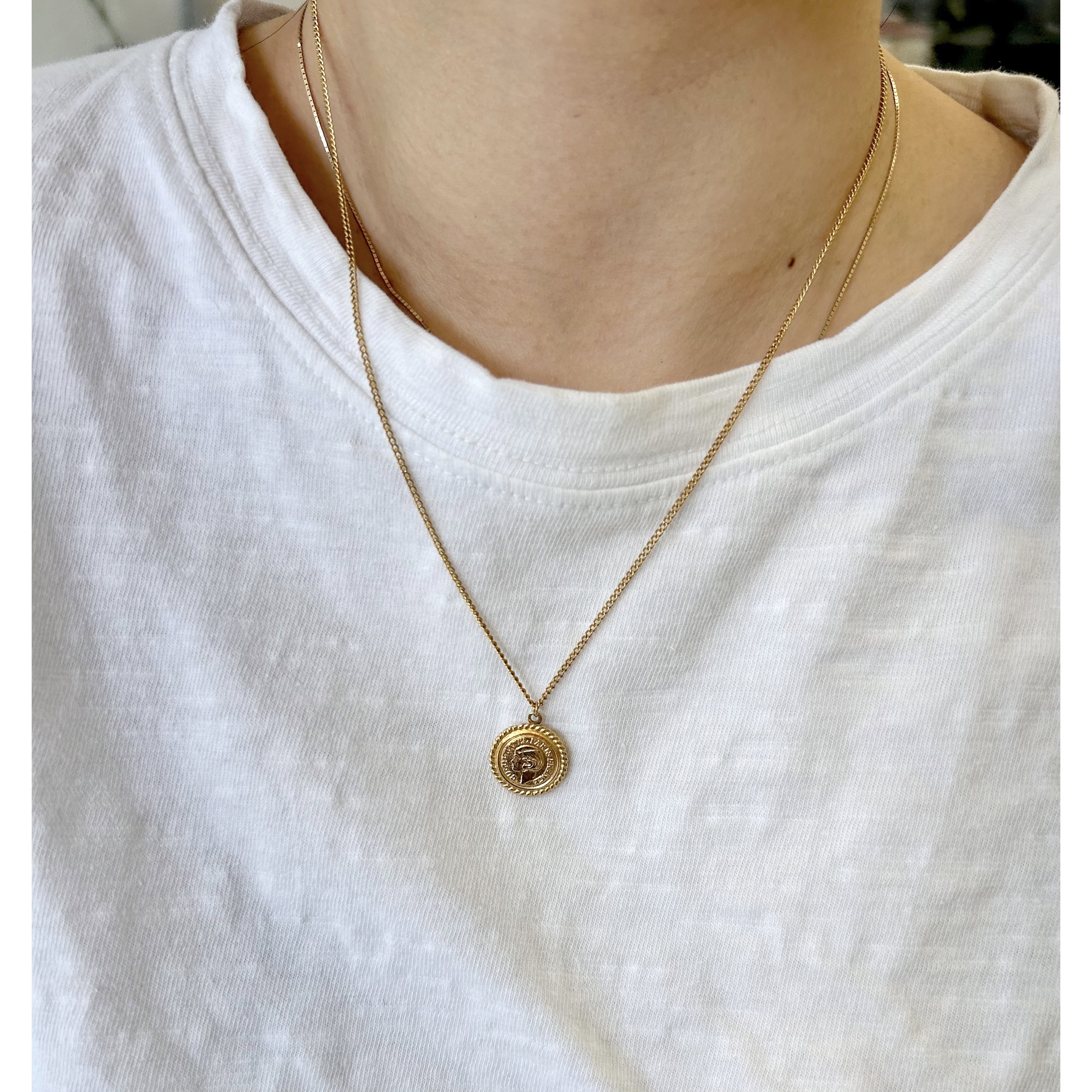 CHANEL button no.136