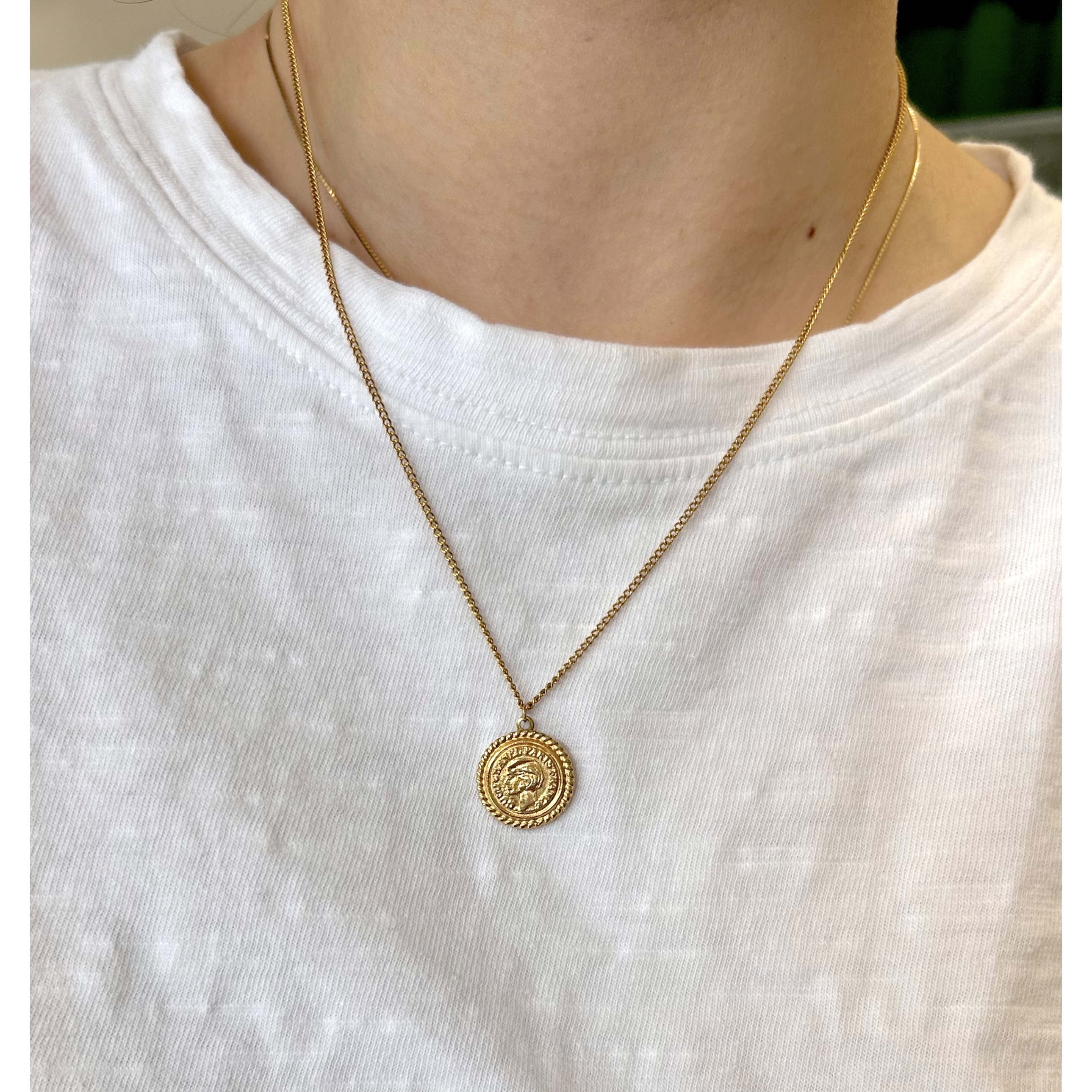 CHANEL button no.136