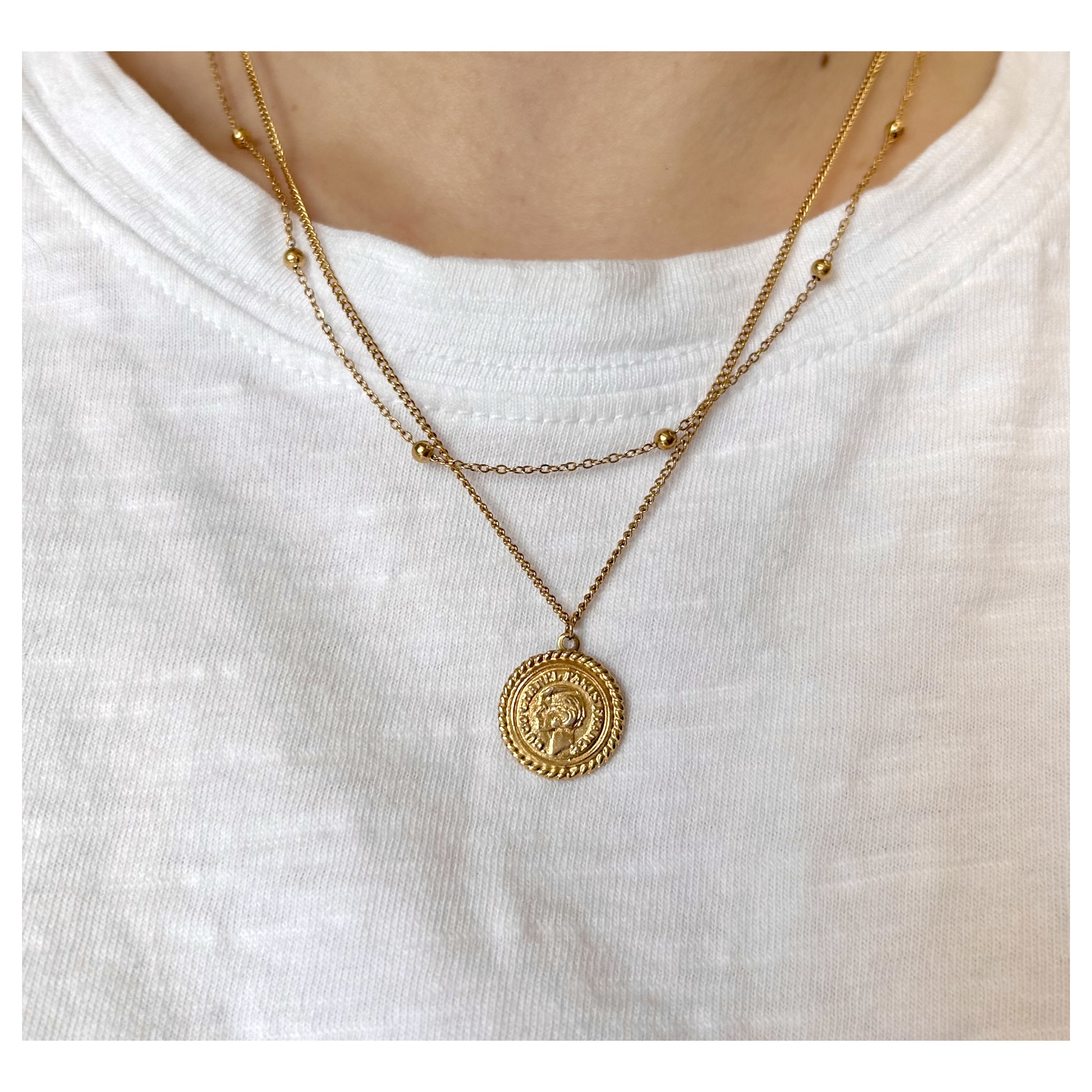 CHANEL button no.136