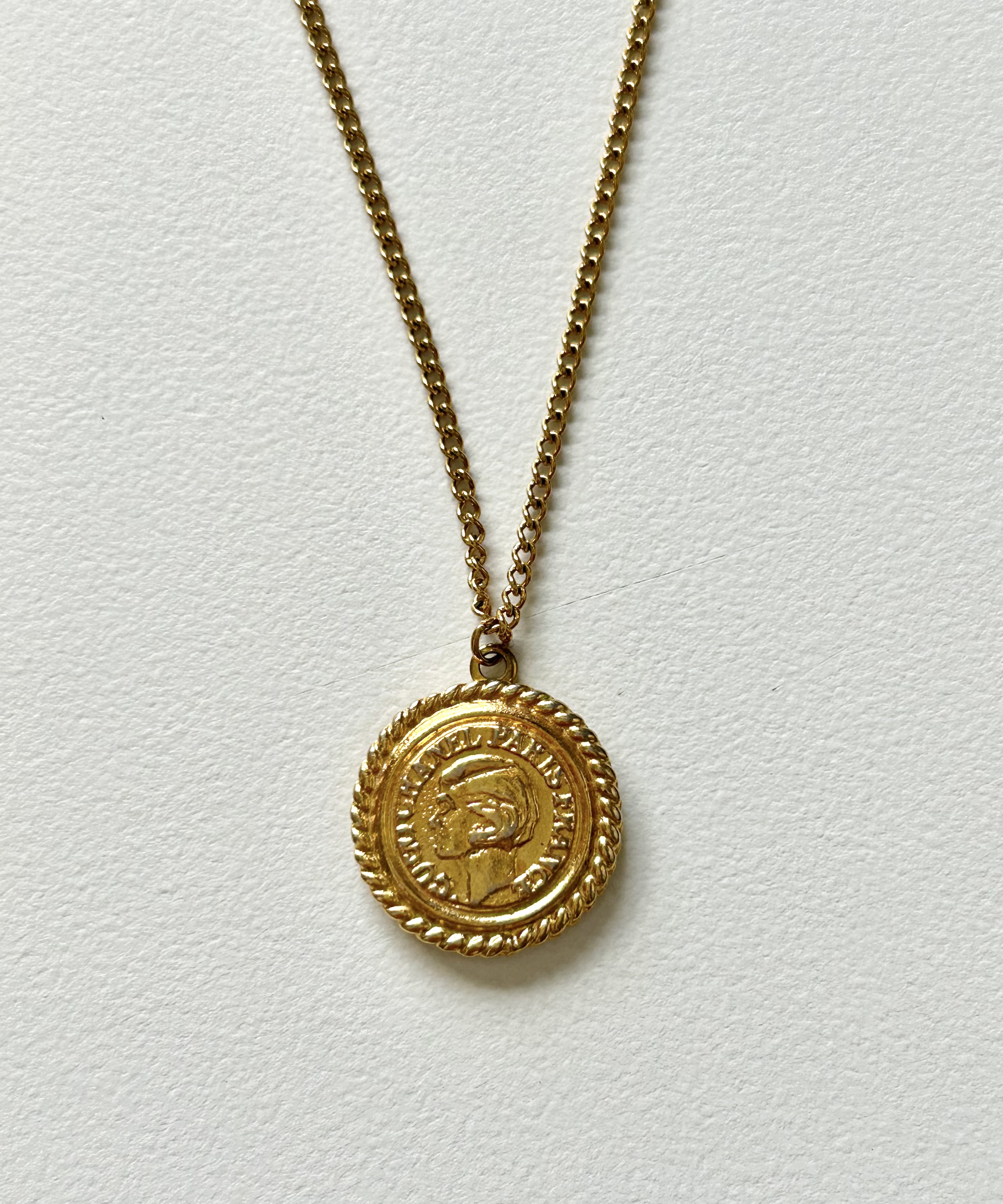 CHANEL button no.136