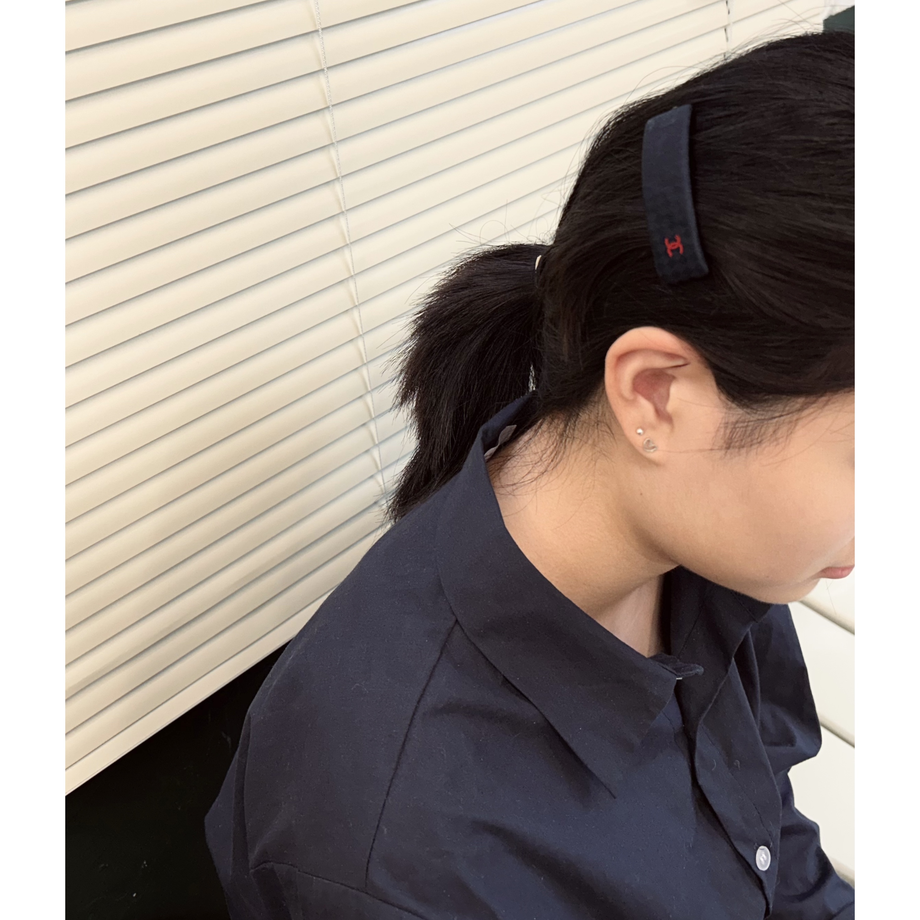 CHANEL navy & red CC silk hair clip no.85