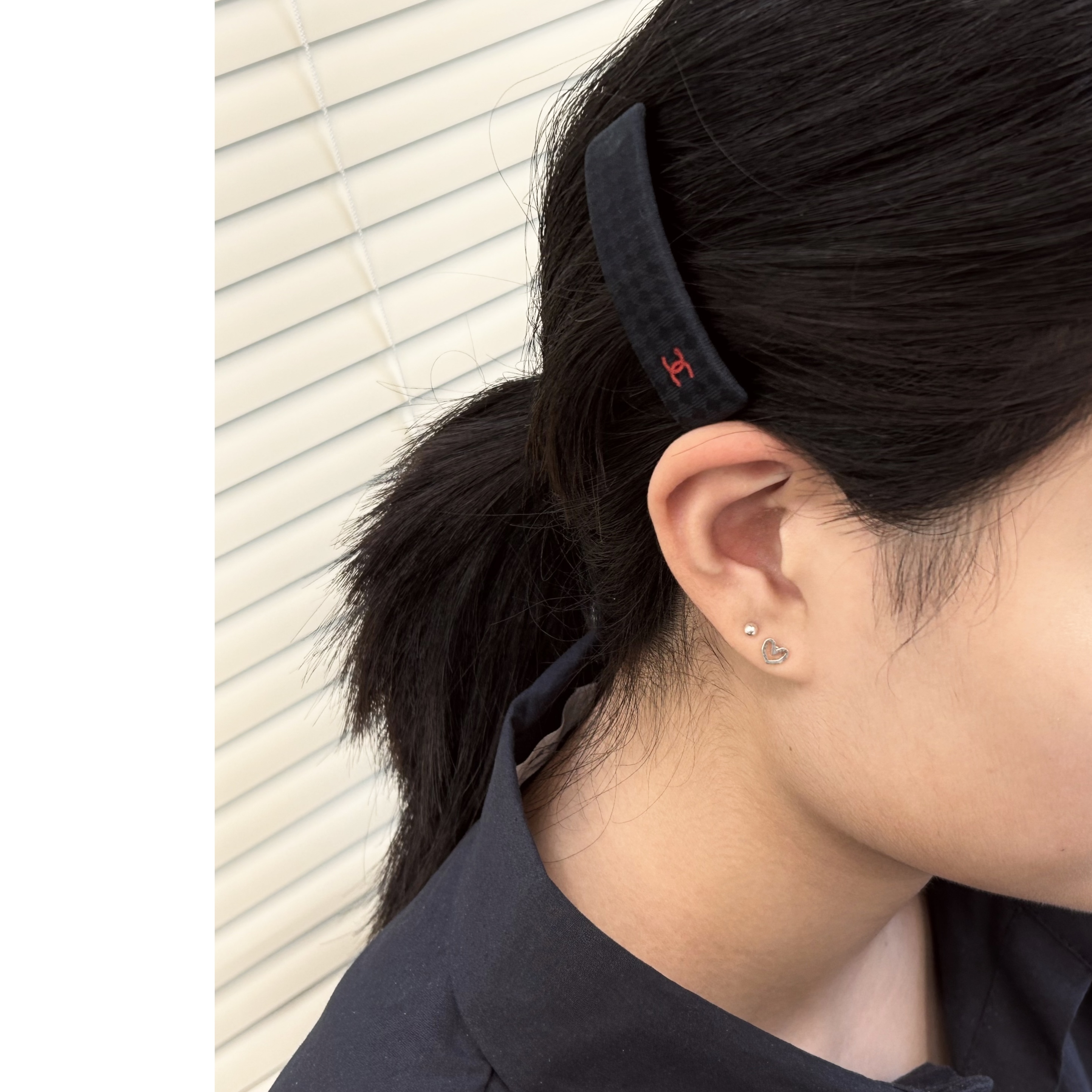 CHANEL navy & red CC silk hair clip no.85
