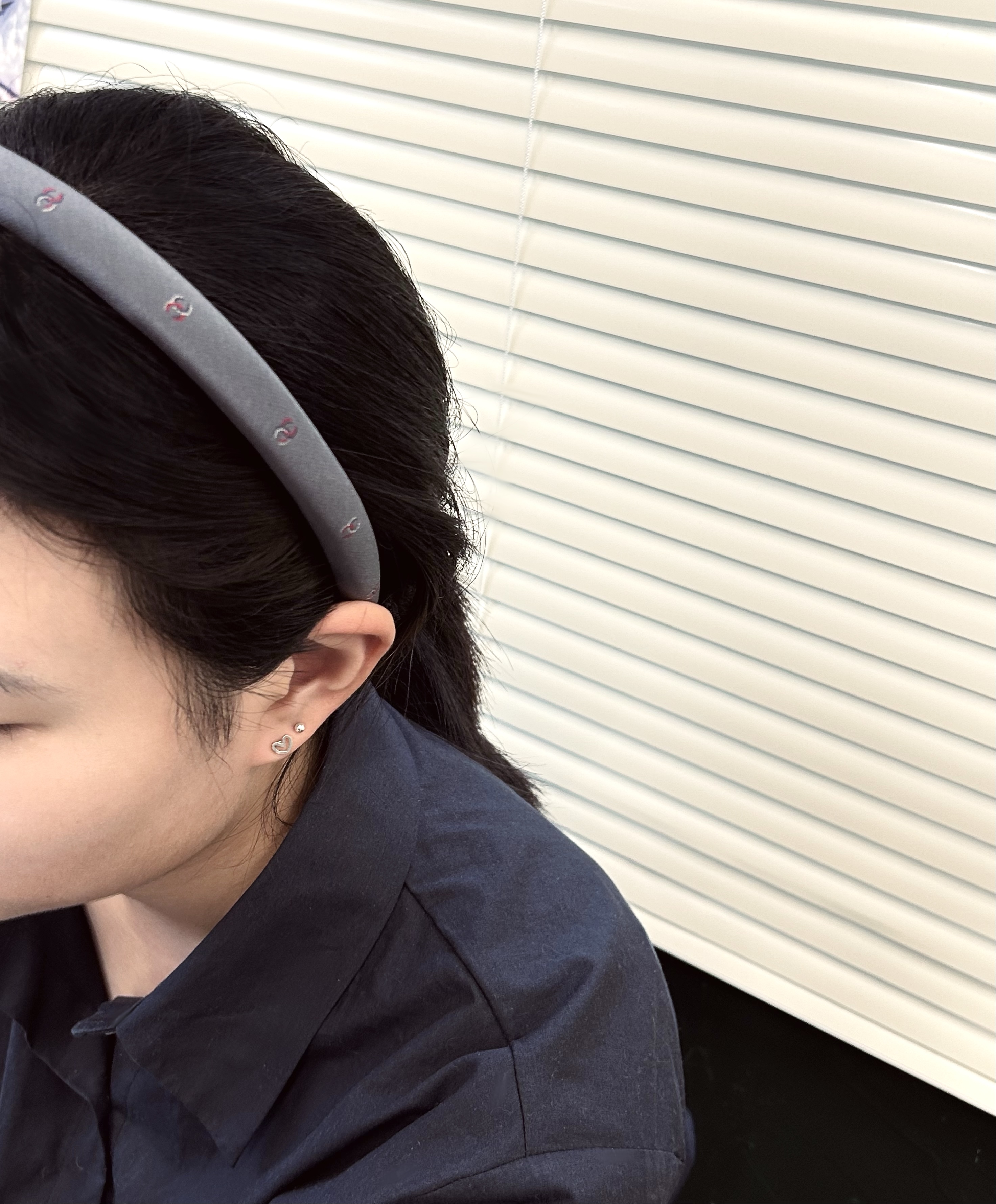 CHANEL grey silk CC hair band no.86