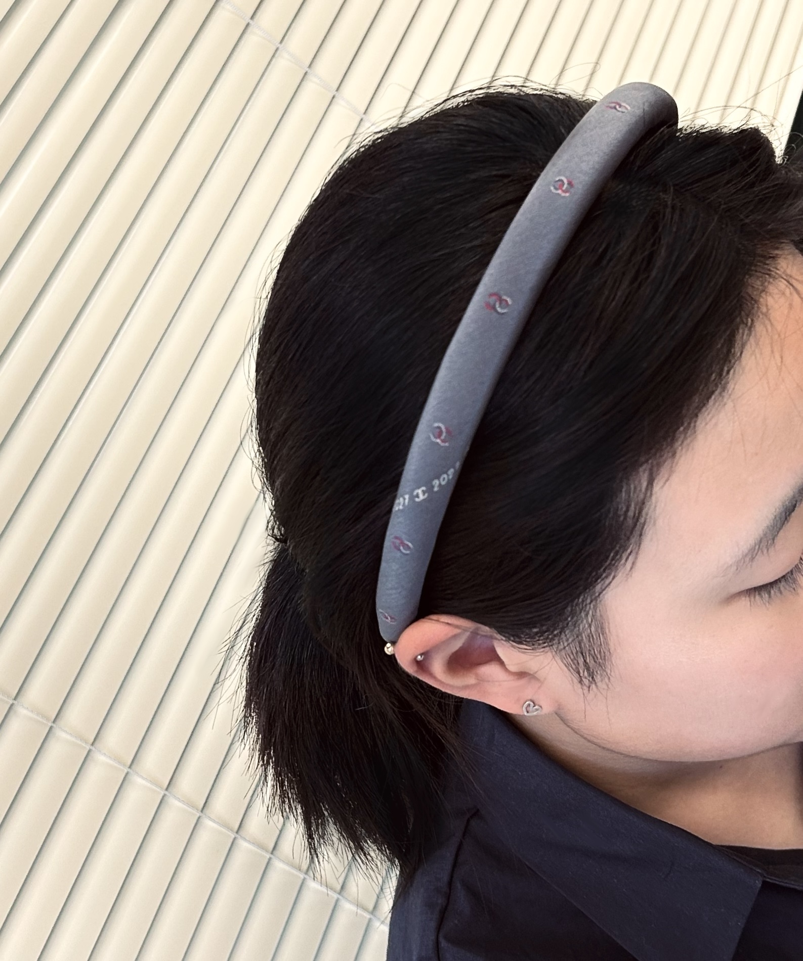 CHANEL grey silk CC hair band no.86