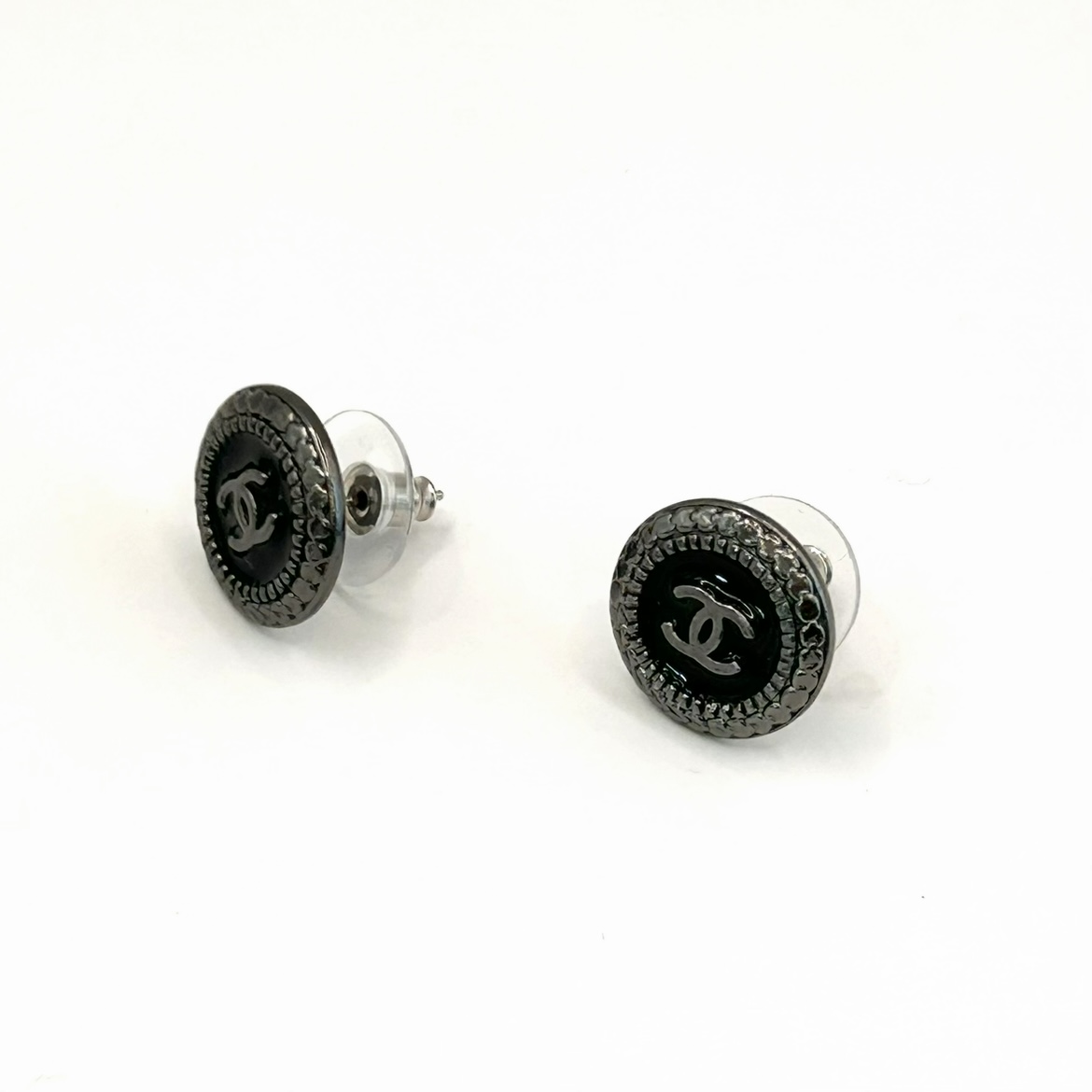 CHANEL button no.138