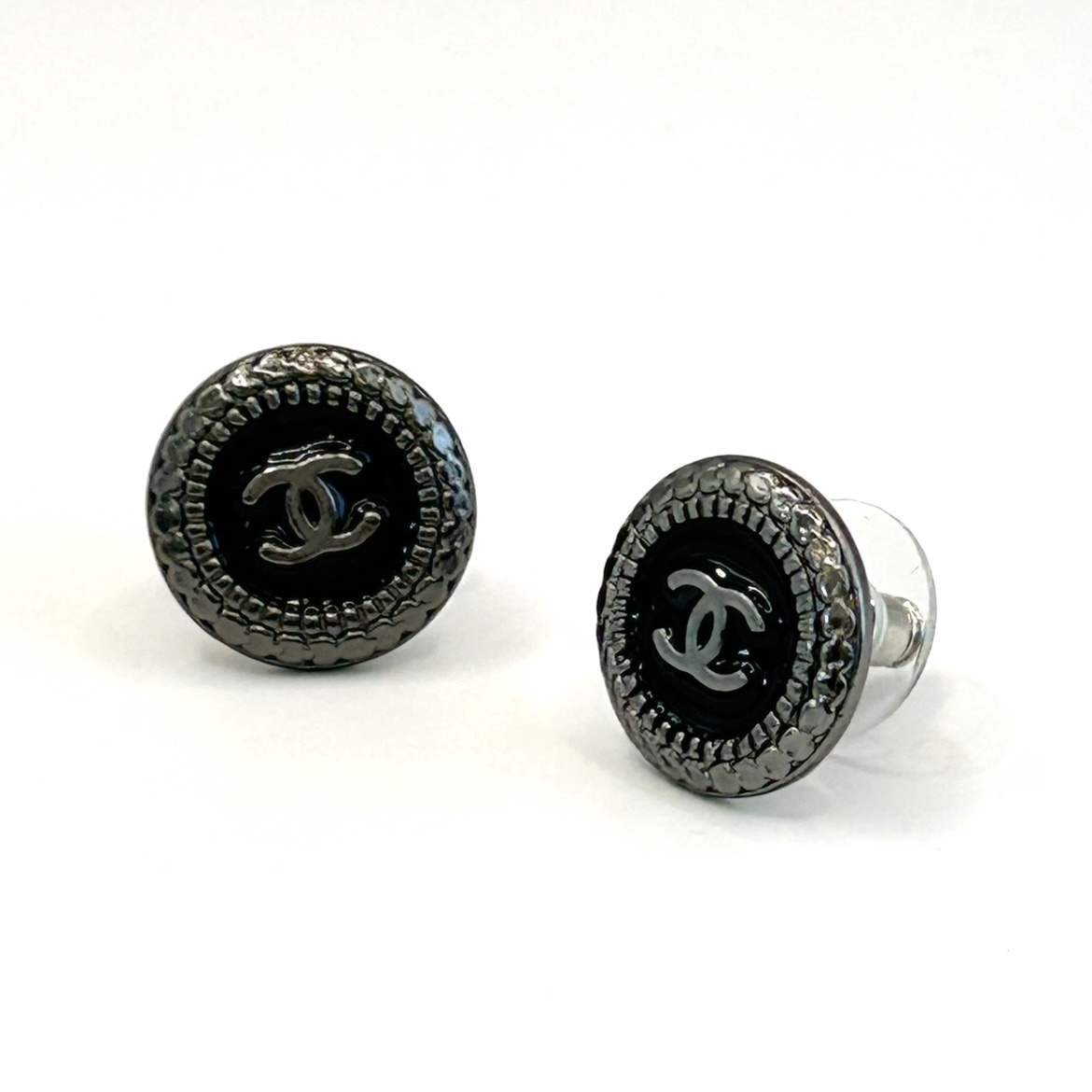 CHANEL button no.138