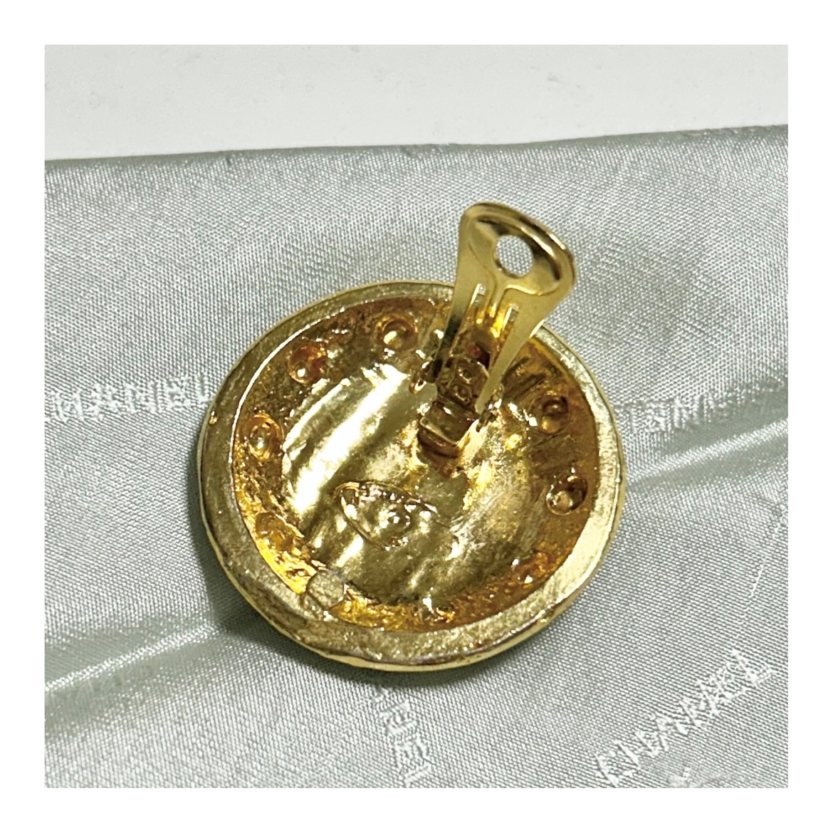 VINTAGE CHANEL clip on earring 1pc