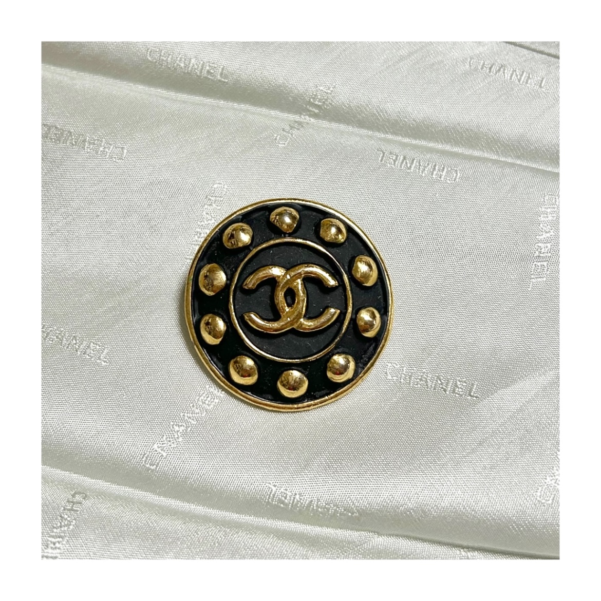 VINTAGE CHANEL clip on earring 1pc