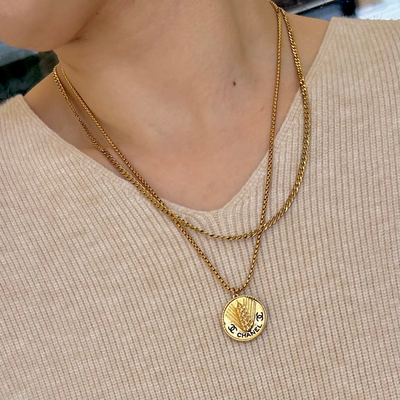 CHANEL button no.119