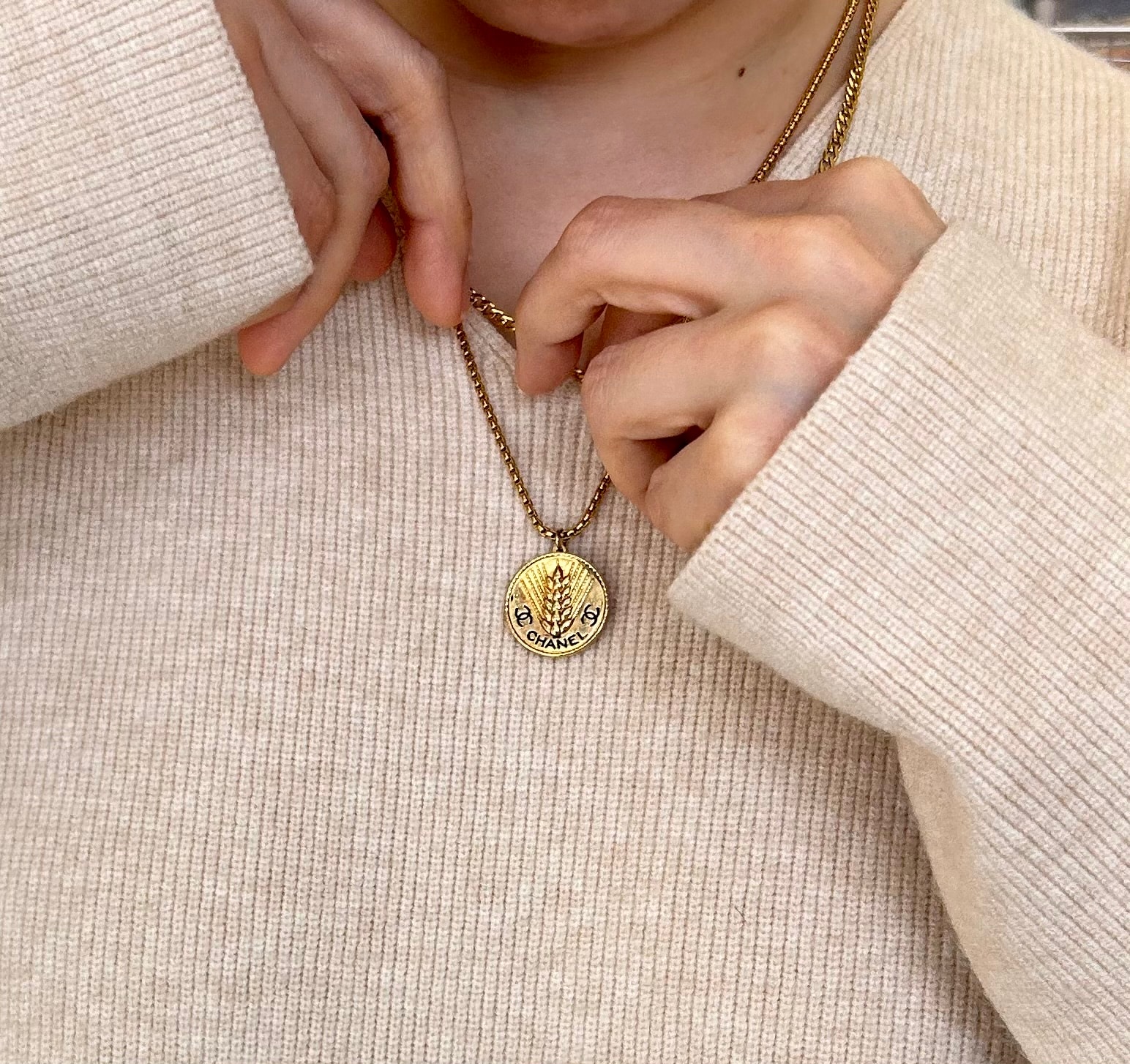 CHANEL button no.119