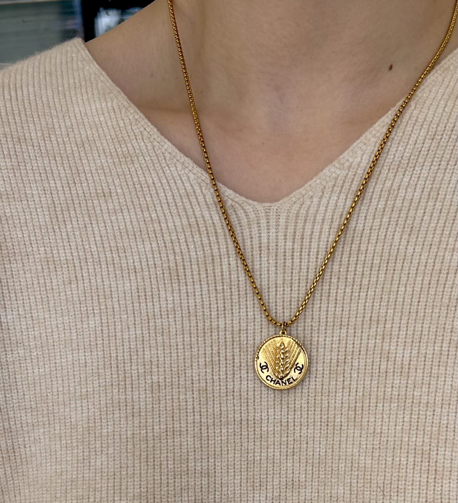CHANEL button no.119