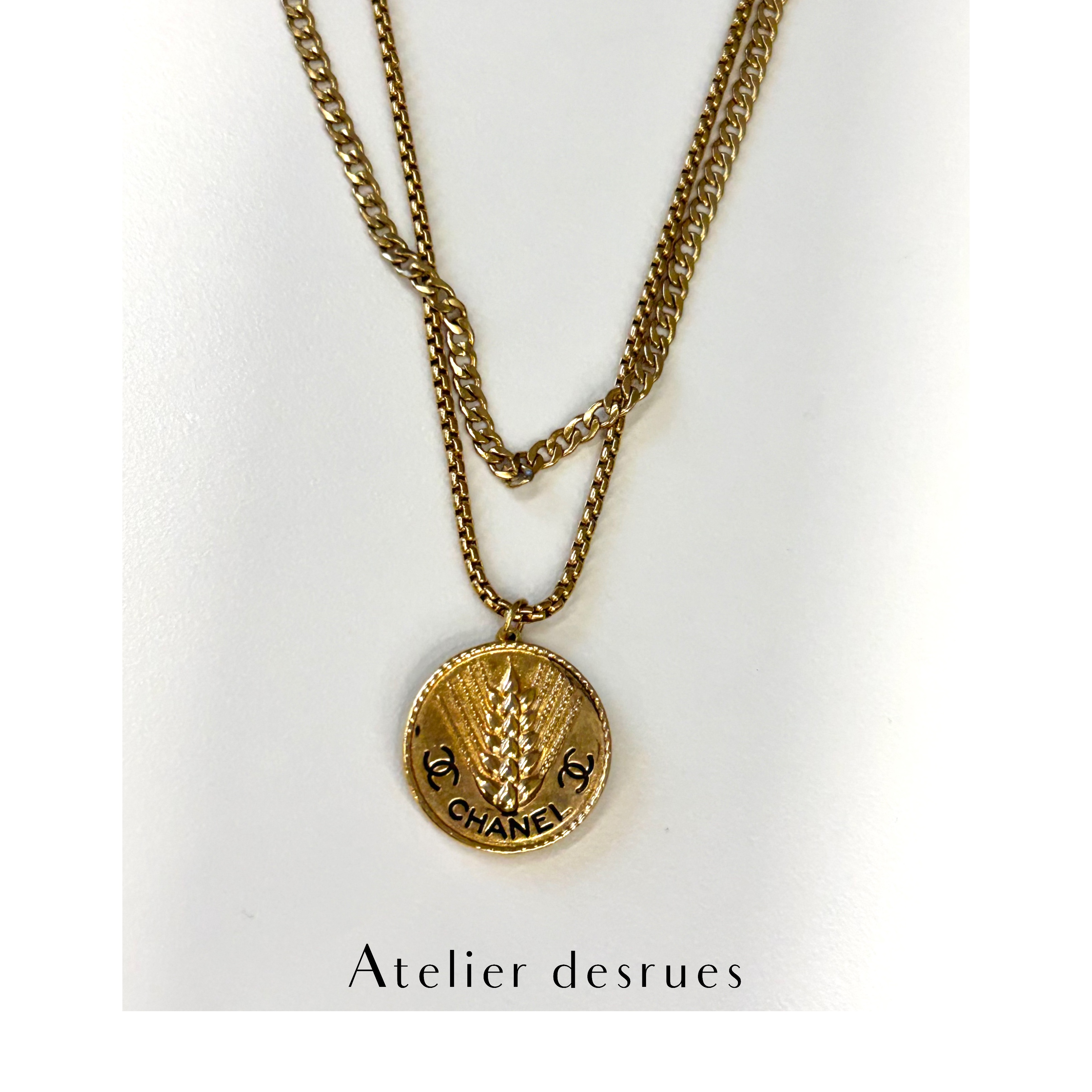CHANEL button no.119