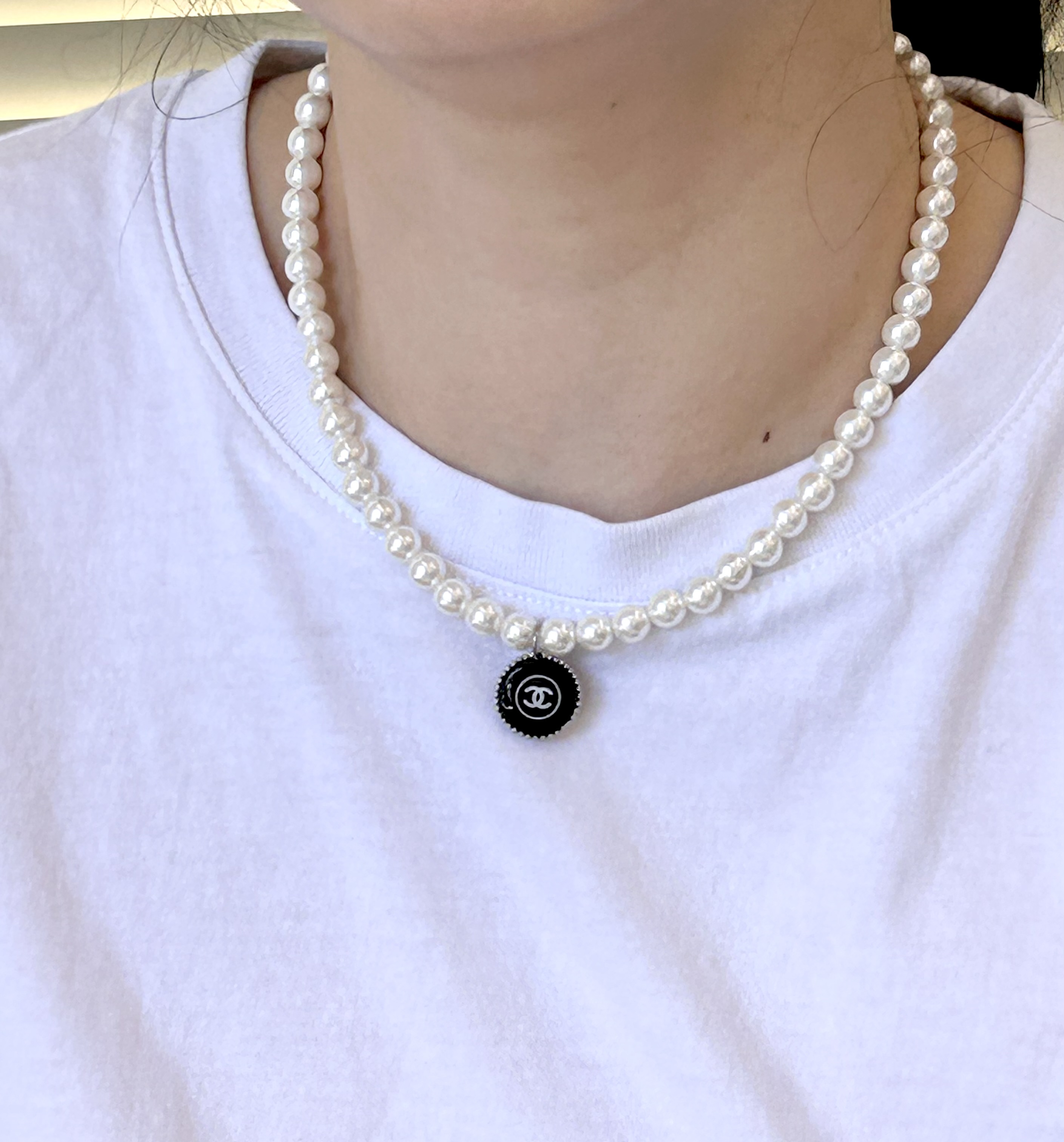 CHANEL cosmetic pendant pearl necklace