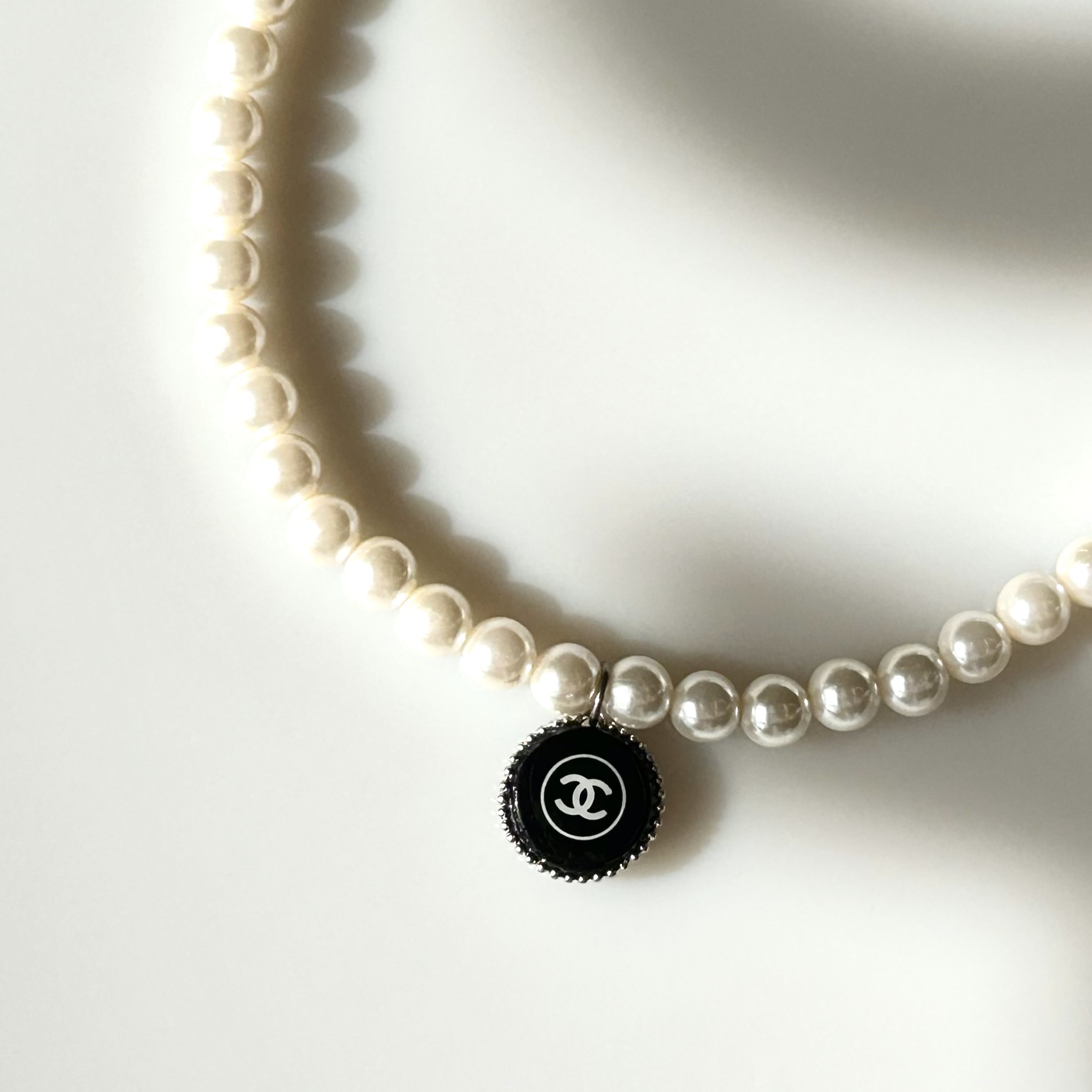CHANEL cosmetic pendant pearl necklace