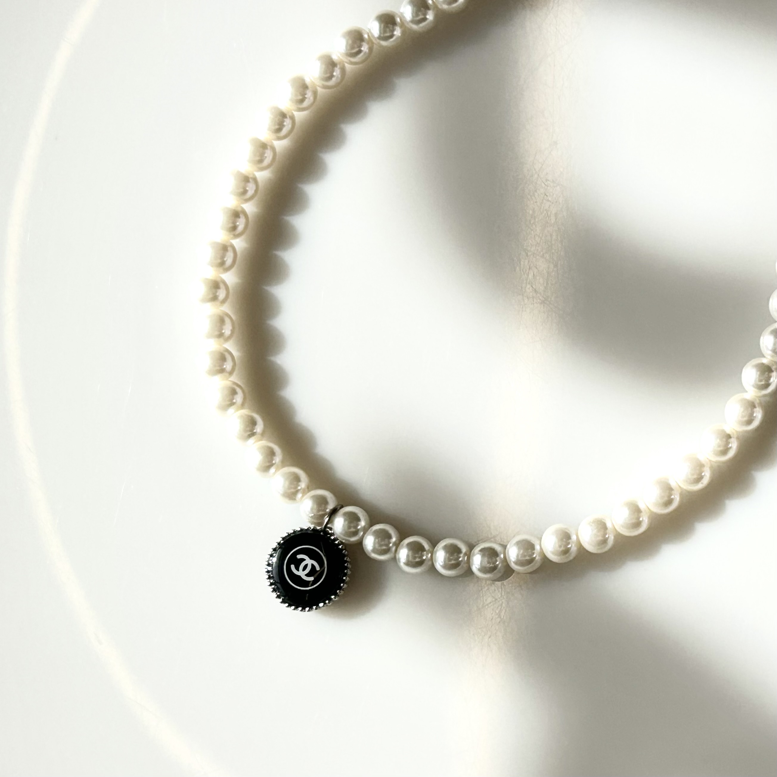 CHANEL cosmetic pendant pearl necklace