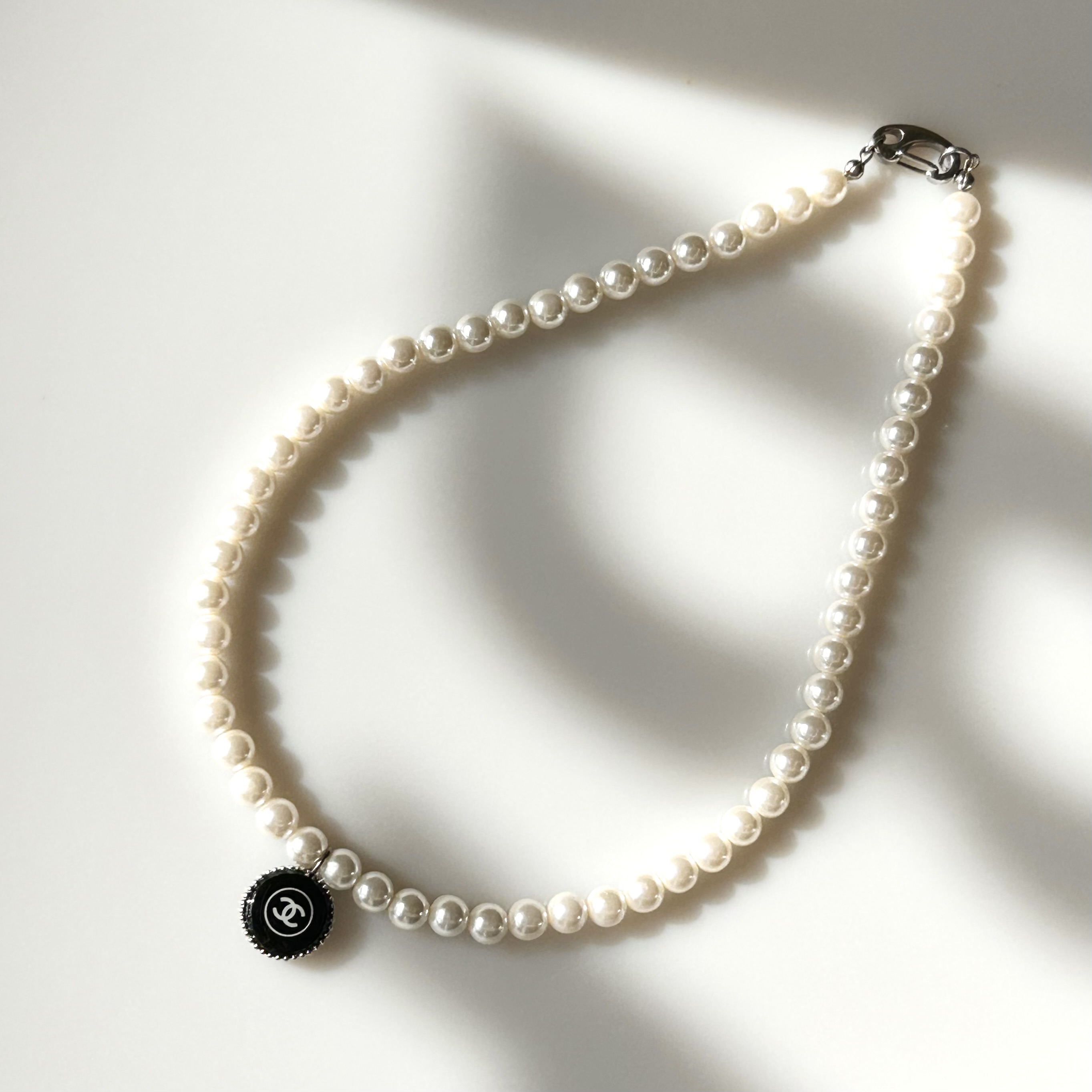 CHANEL cosmetic pendant pearl necklace