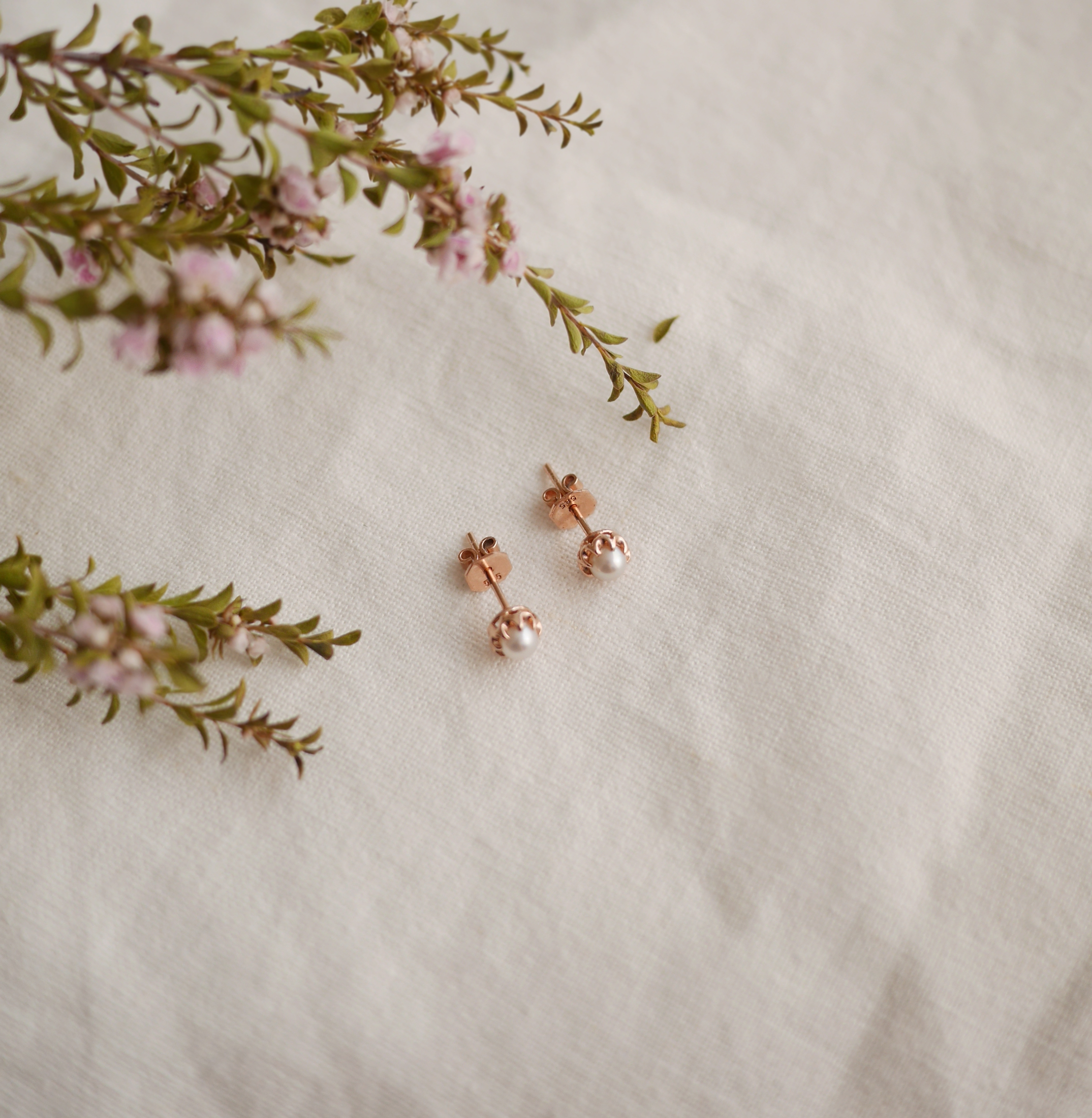 pearl crown earring