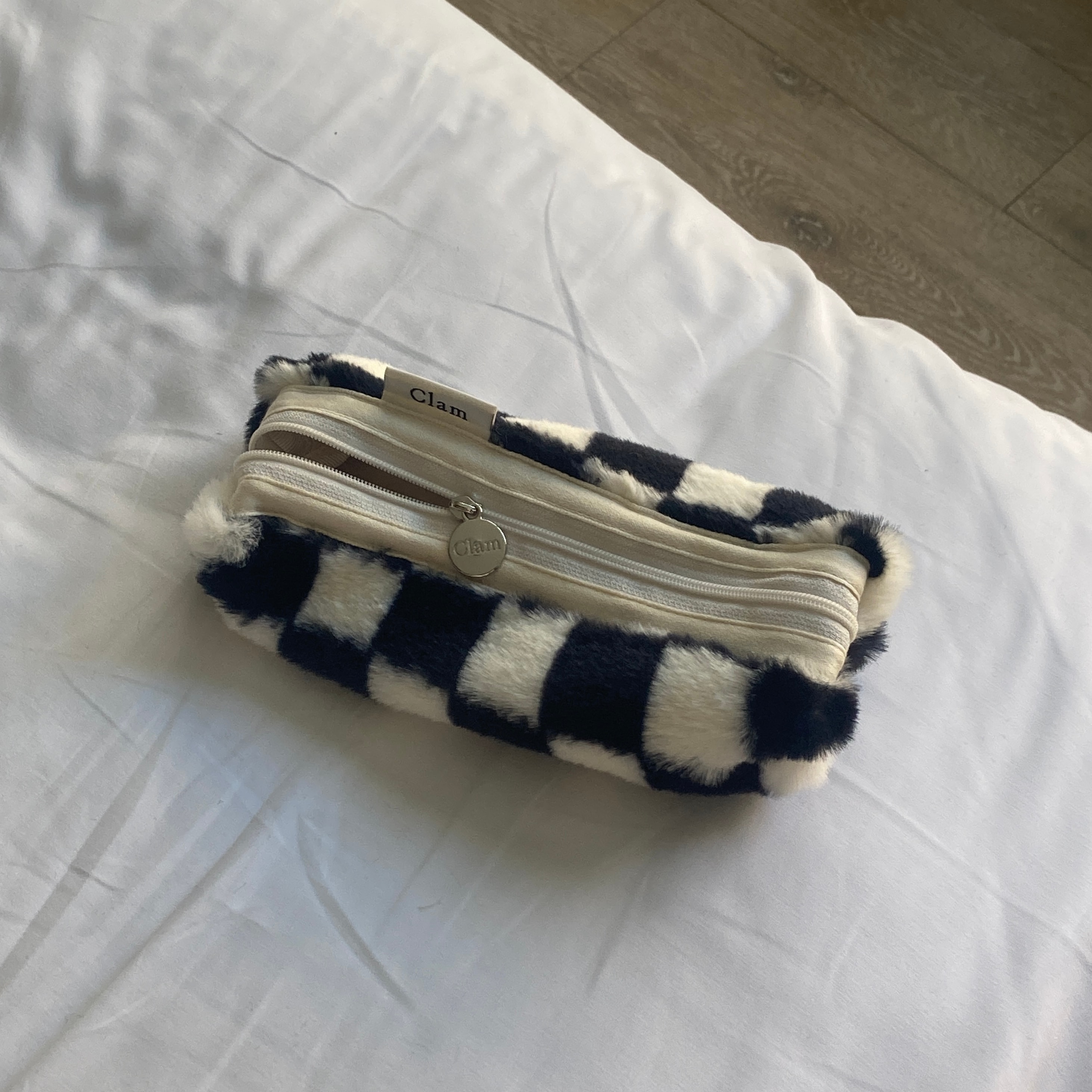 라운드 필통 _ 퍼 블랙 체커보드