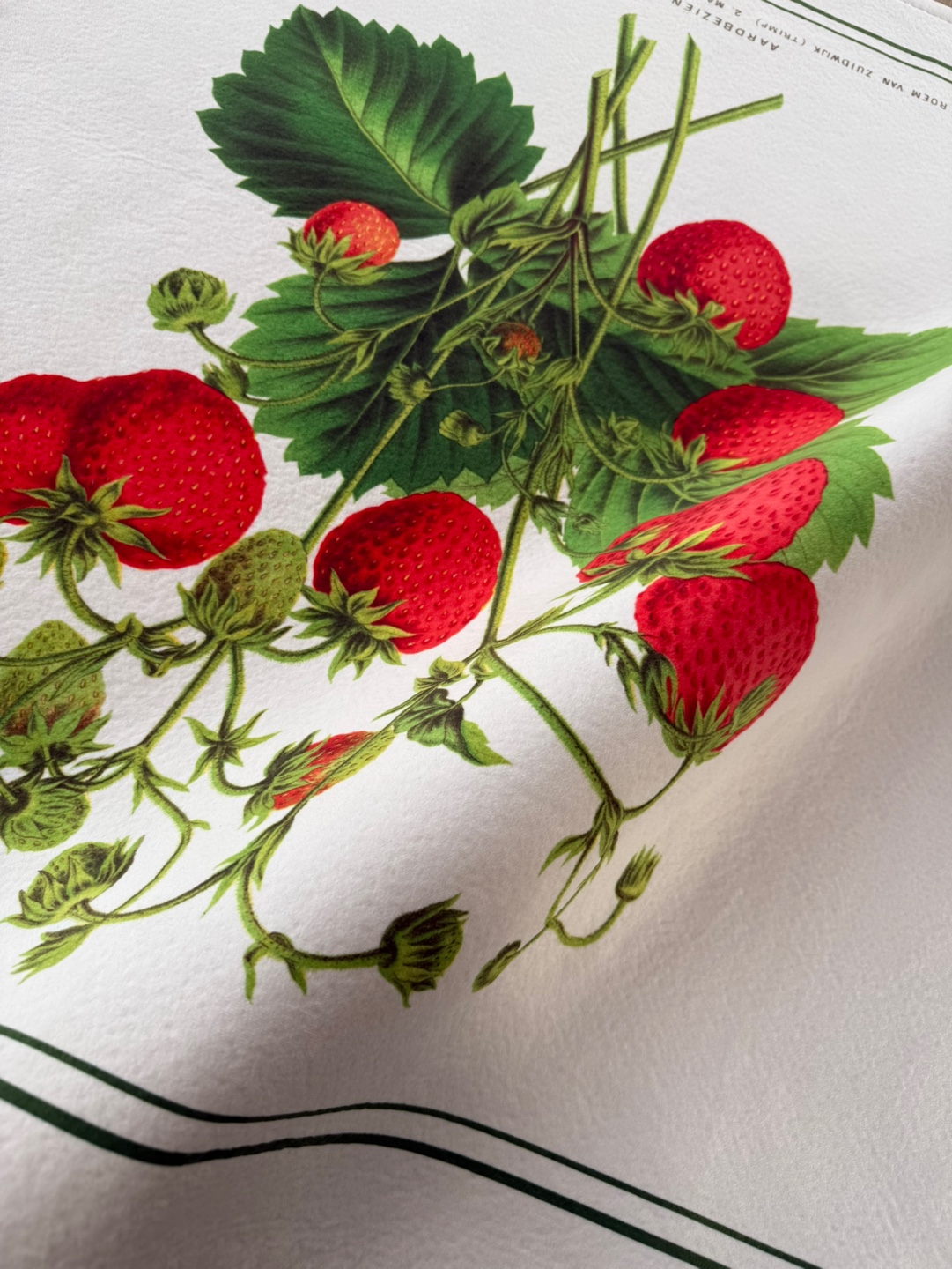 Strawberry Bouquet 딸기 부케 극세사 러그