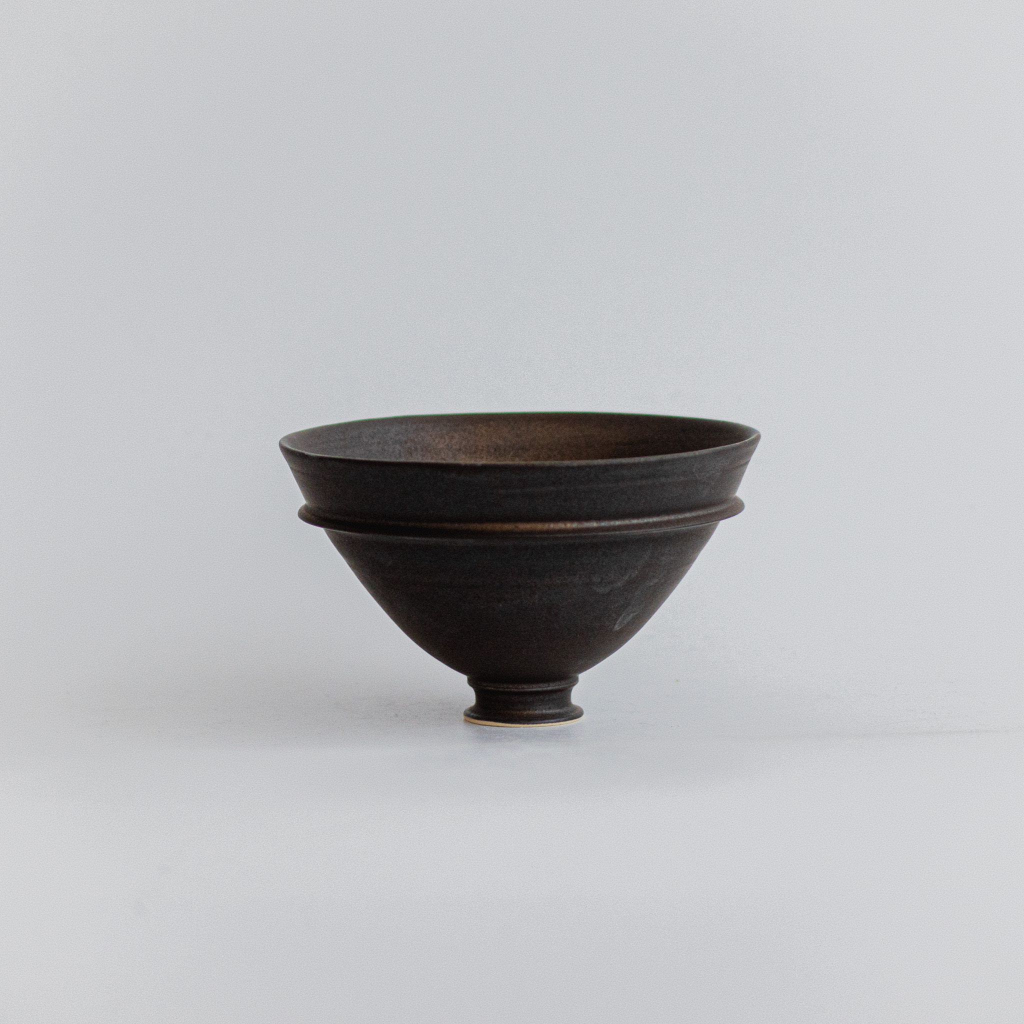 club B | 좁은 굽 찻 사발 golden black