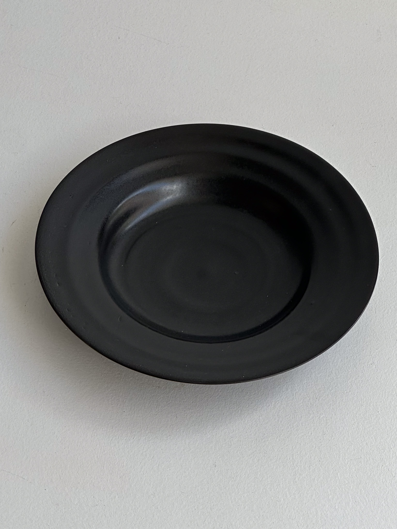 Plate | Pure black (glossy)