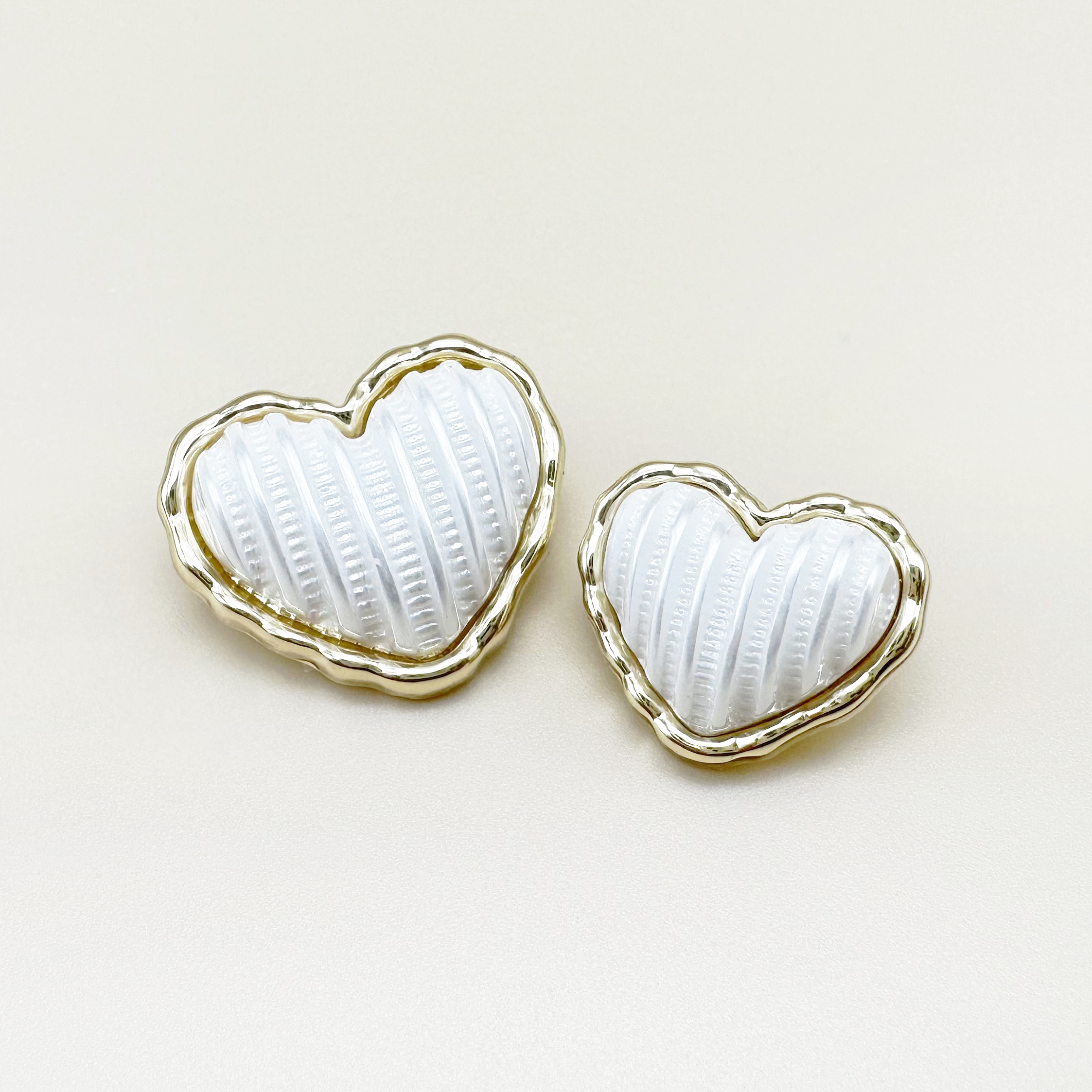 진주빛 볼륨 하트 금속 단추 18mm,23mm