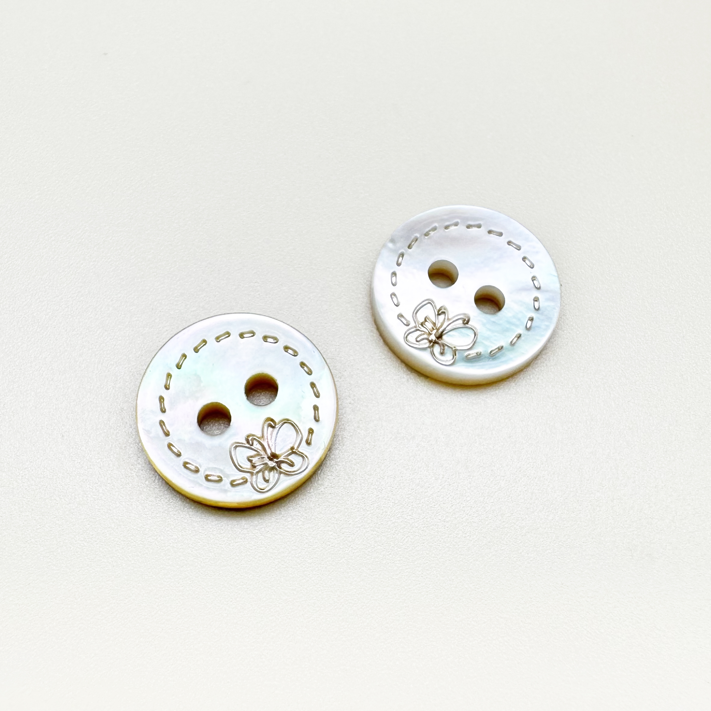 나비 각인 아이보리 2구 자개 단추 11.5mm (2개입)