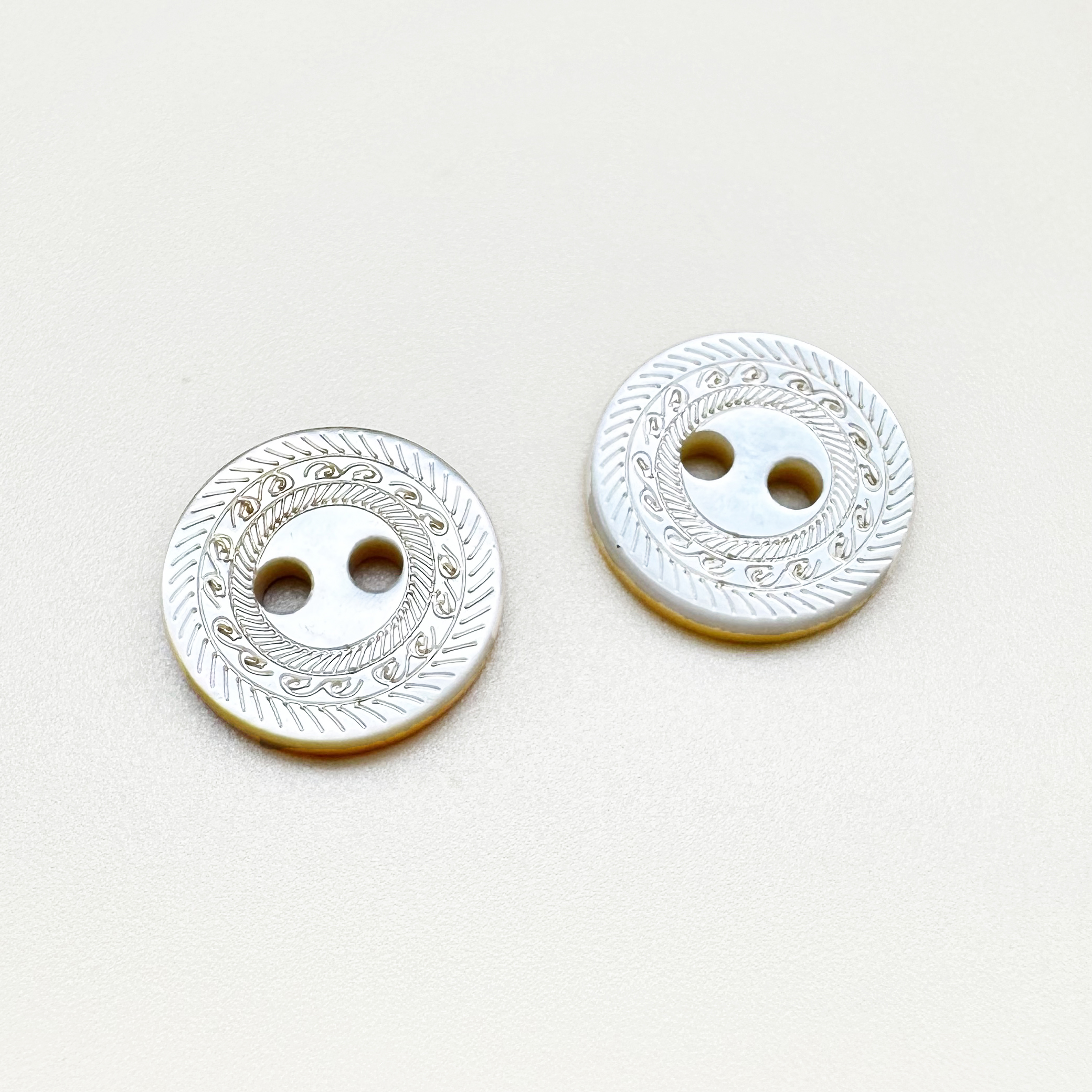 각인 아이보리 2구 자개 단추 11.5mm (2개입)