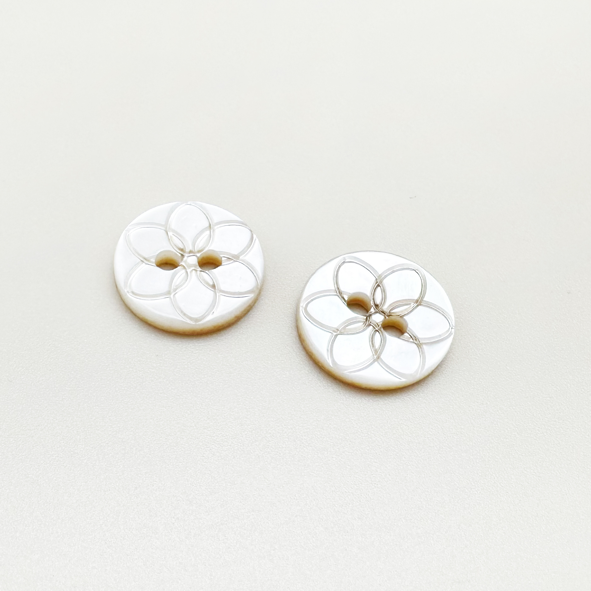 각인 아이보리 2구 꽃 자개 단추 11.5mm (2개입)