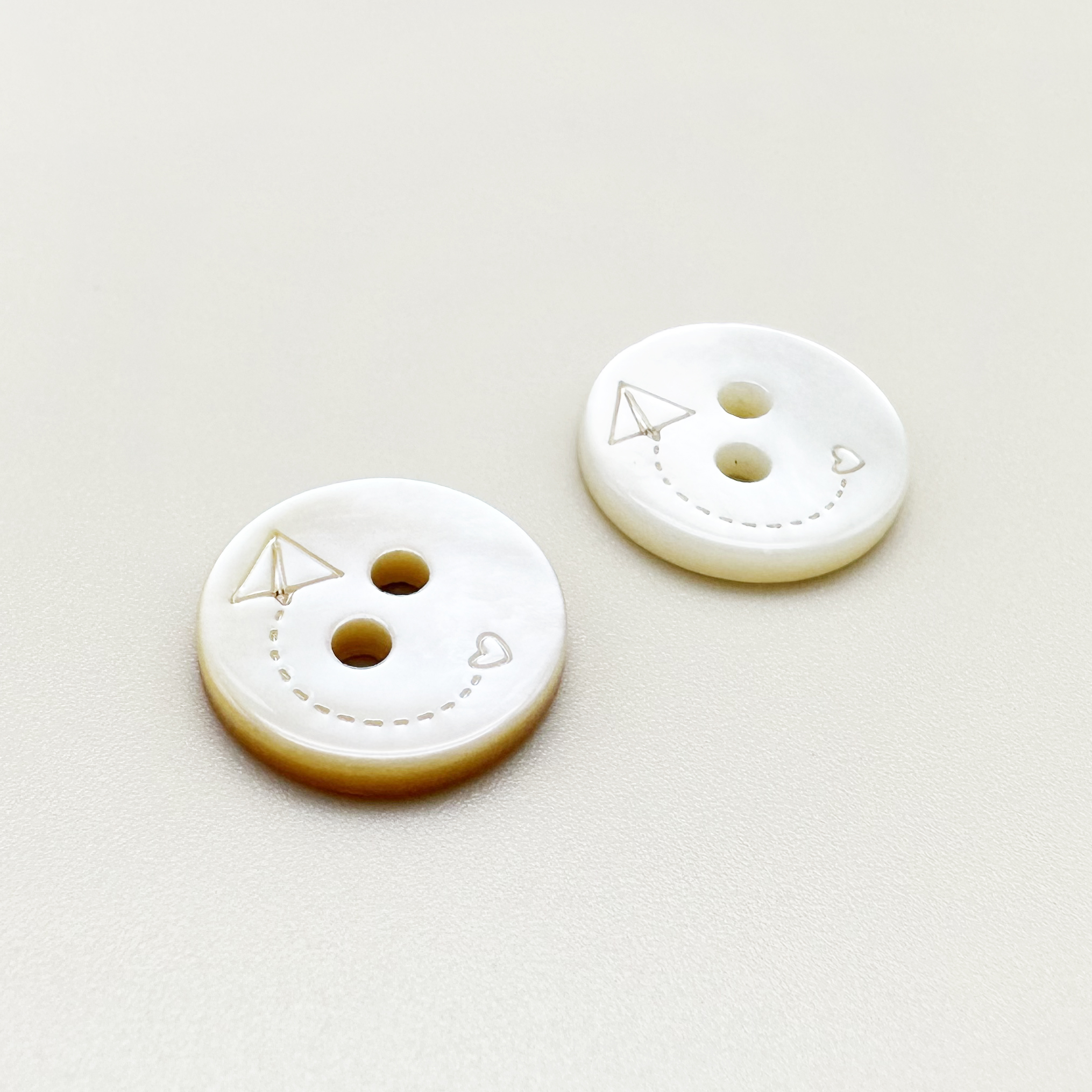 각인 아이보리 2구 자개 단추 11.5mm (2개입)