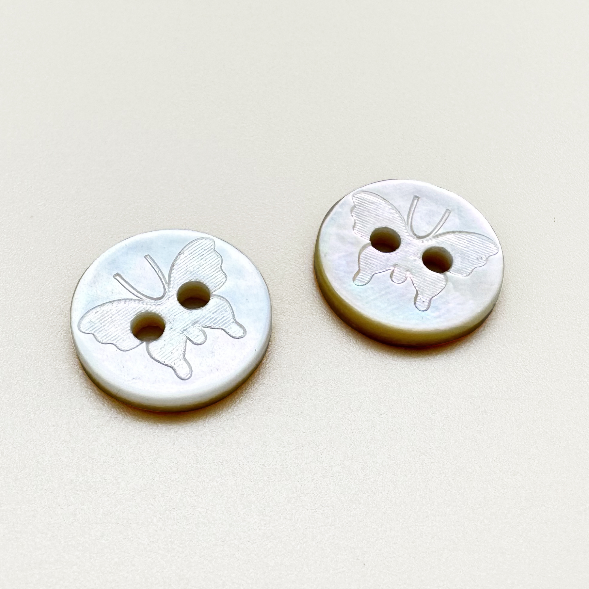 각인 나비 아이보리 2구 자개 단추 11.5mm (2개입)