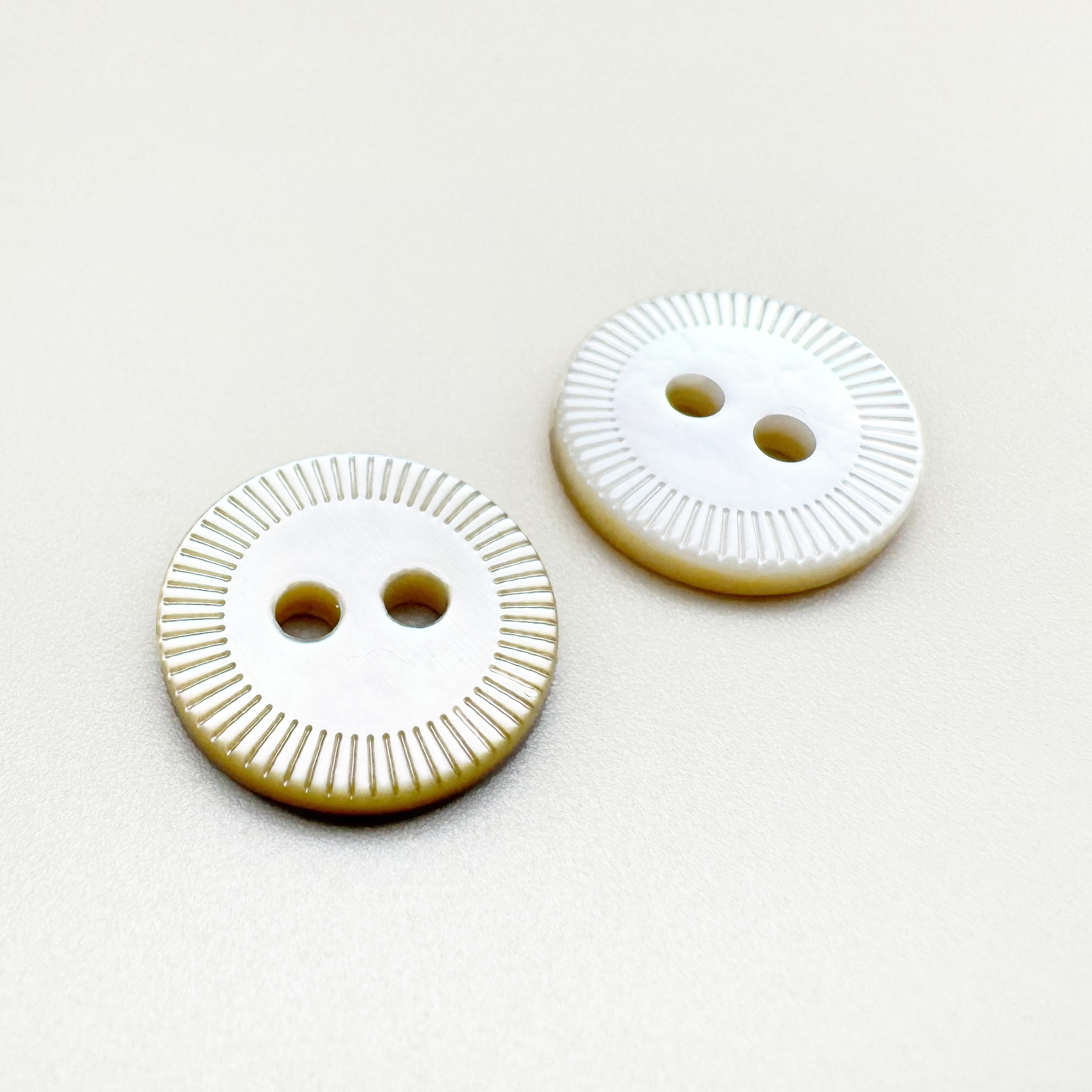 각인 아이보리 2구 자개 단추 11.5mm (2개입)