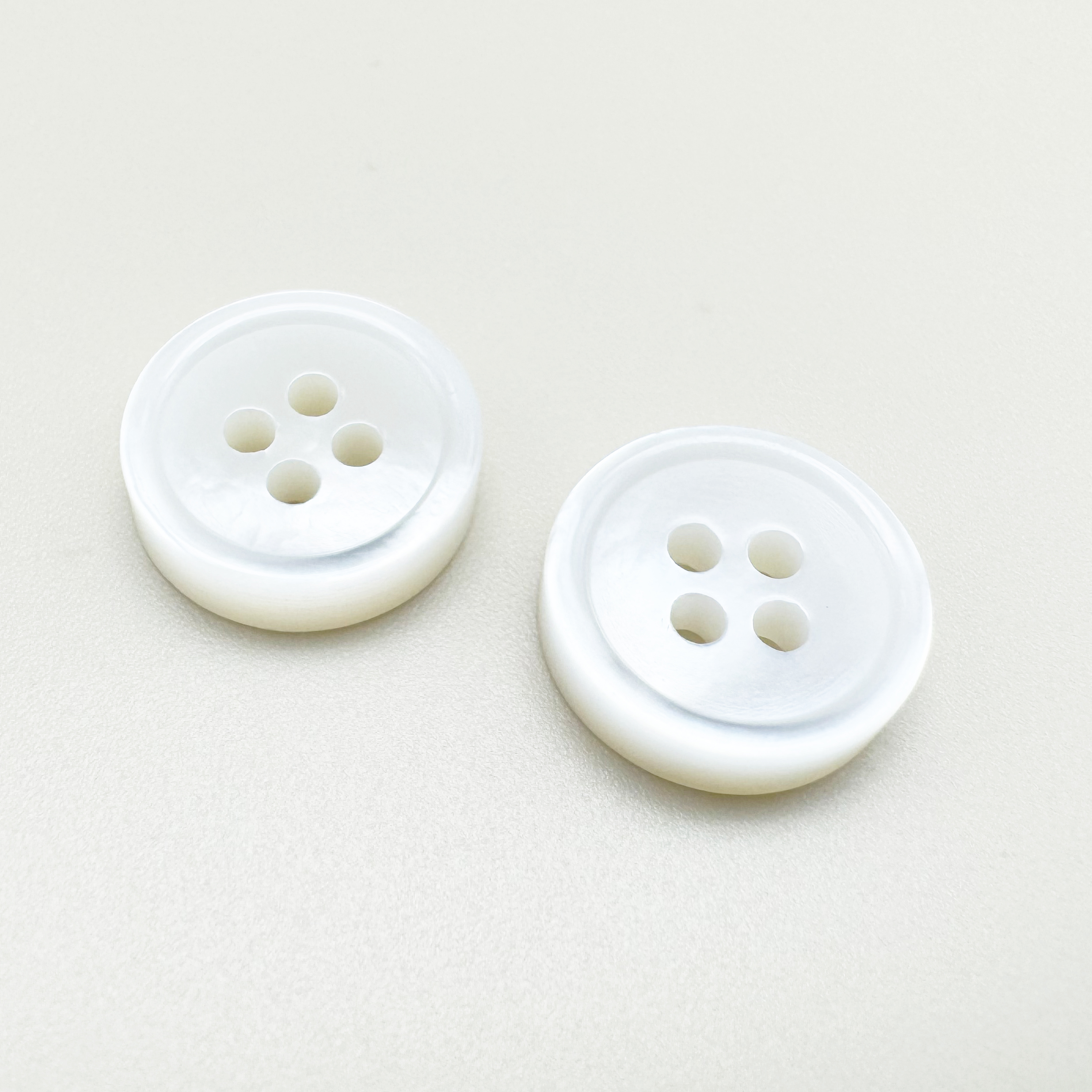 앞뒤 깔끔한 화이트 4구 국내산 자개 단추 11.5mm