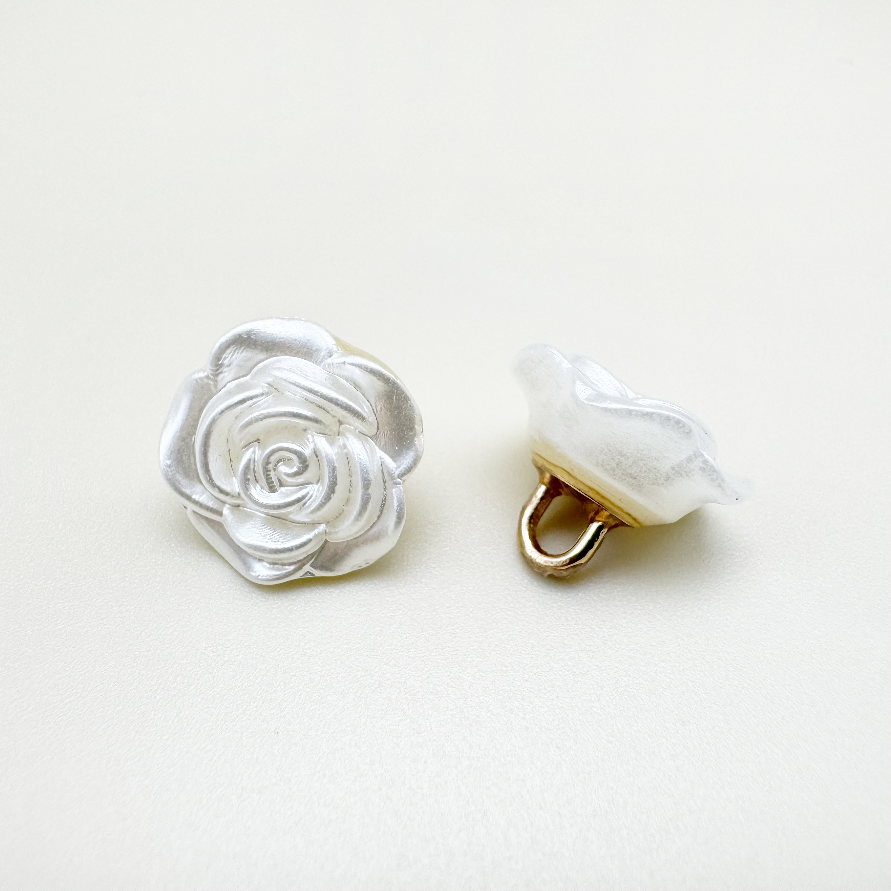 진주빛 입체 장미 꽃 꼬다리 레진 단추 12mm(2개입)