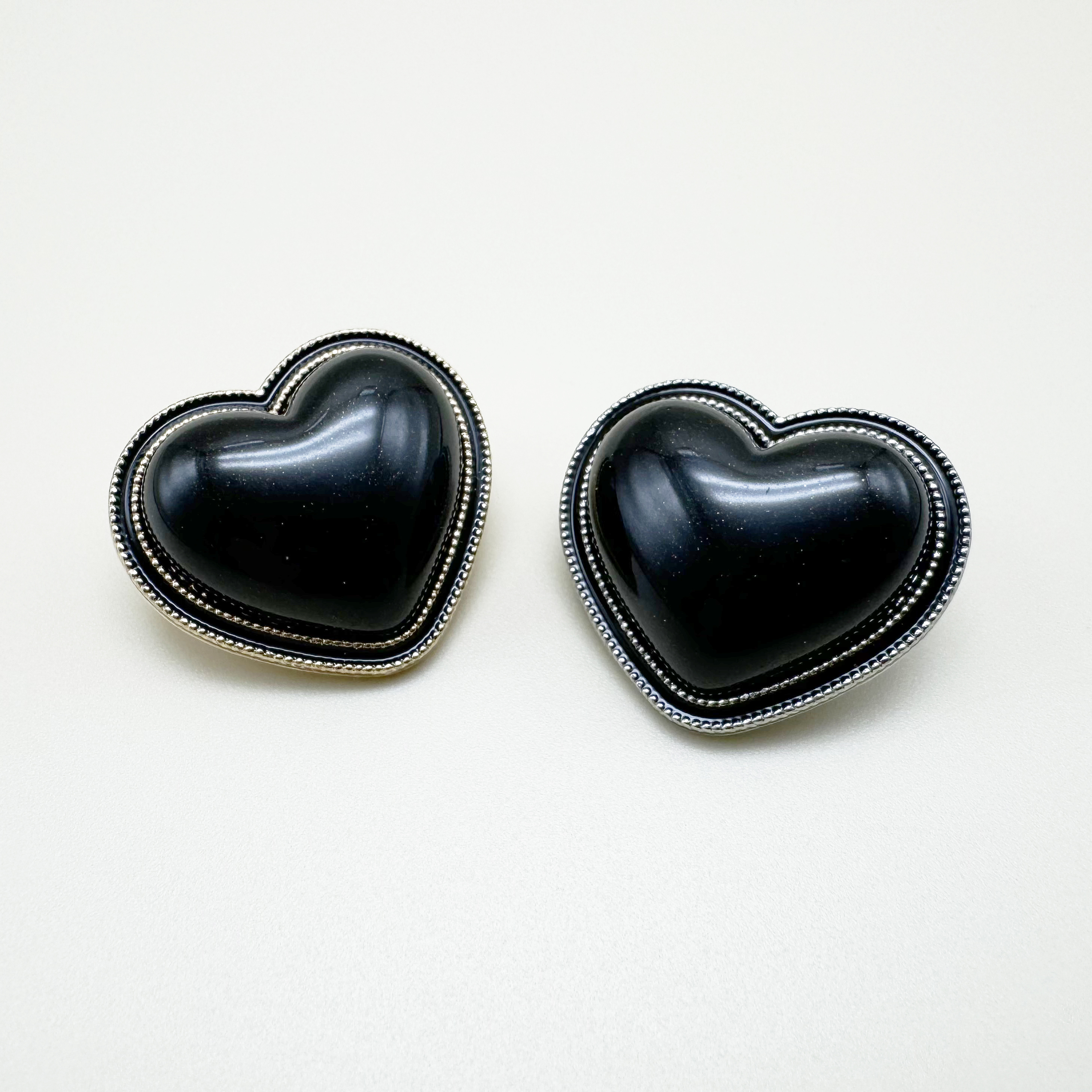 블랙 심플 볼륨 하트 금속 단추 24mm