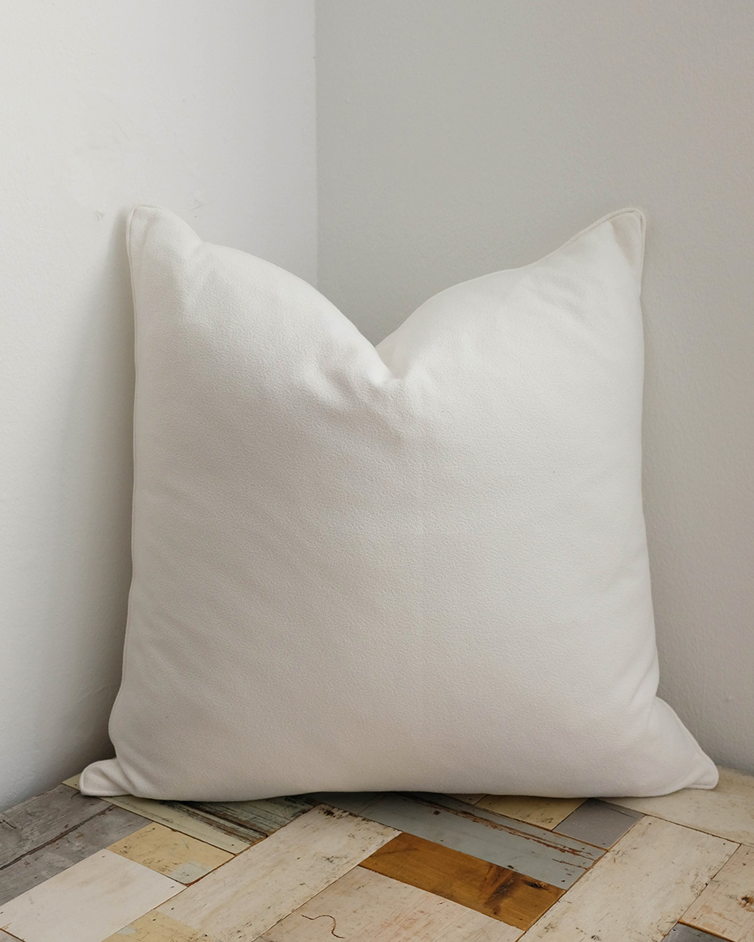 Basic Cushion with piping WH #04