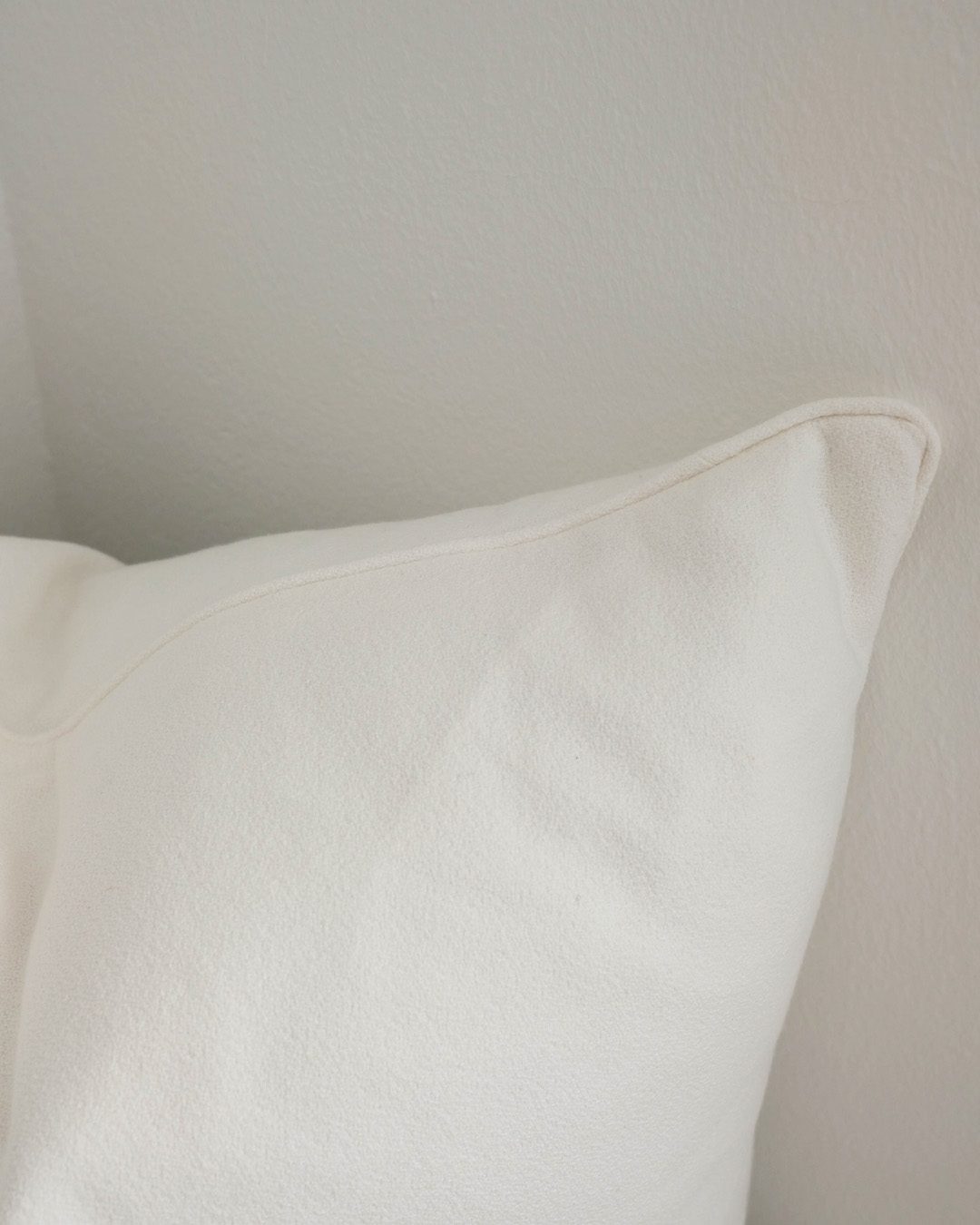 Basic Cushion with piping WH #04