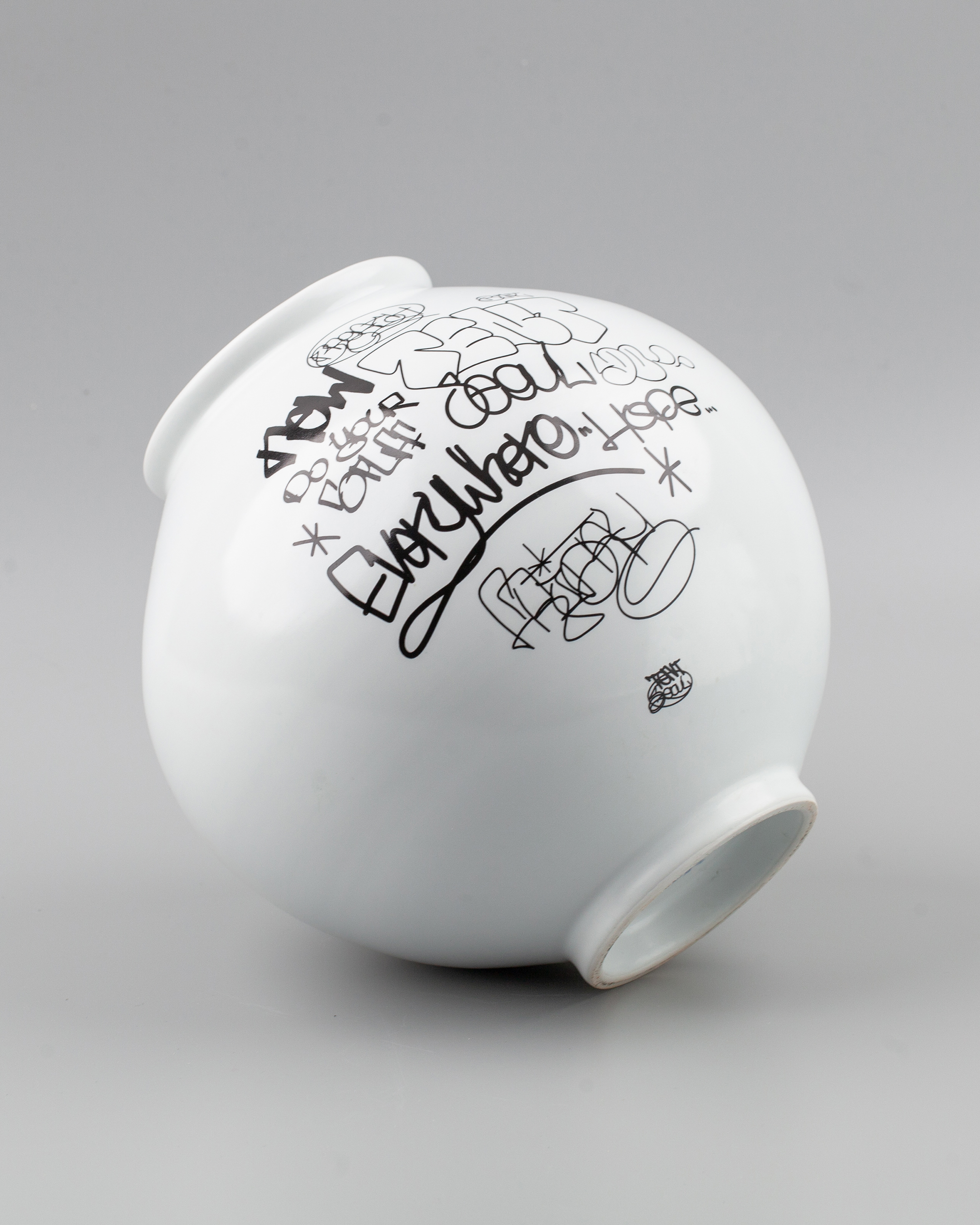 한껏 따뜻해진 토요일💗 옷 착장정보 많이들 물어보셔서 😊✌🏻 검정색 패딩코트ㅡ데일리스트 @wellmade_official  핑크색후드티ㅡ준지 @juun.j_official 패딩스커트ㅡ시슬리 @sisleyfashion_kr 잠옷ㅡ자주  @jaju_shinsegae 잠옷위 후드집업ㅡMLB @mlb.korea 캐시미어코트 ..., image size:2160x2700